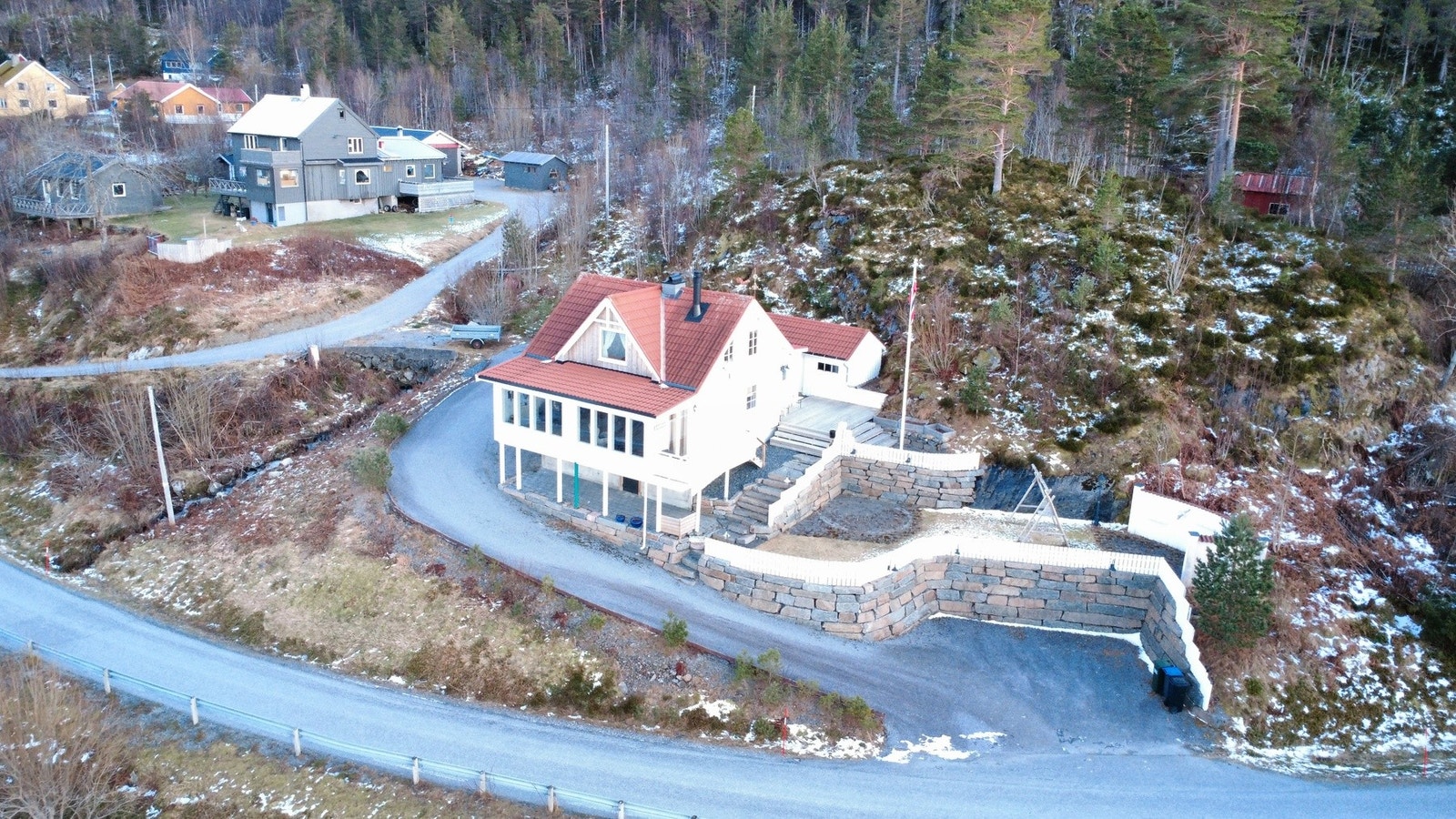 EiendomsMegler 1 v/Morten Høvik har gleden av å presentere Langøysundvegen 367! Dronefoto: Svenn Marius Skålvik. Øvrige foto: EFKT, Vilde Dahl Galleribilde