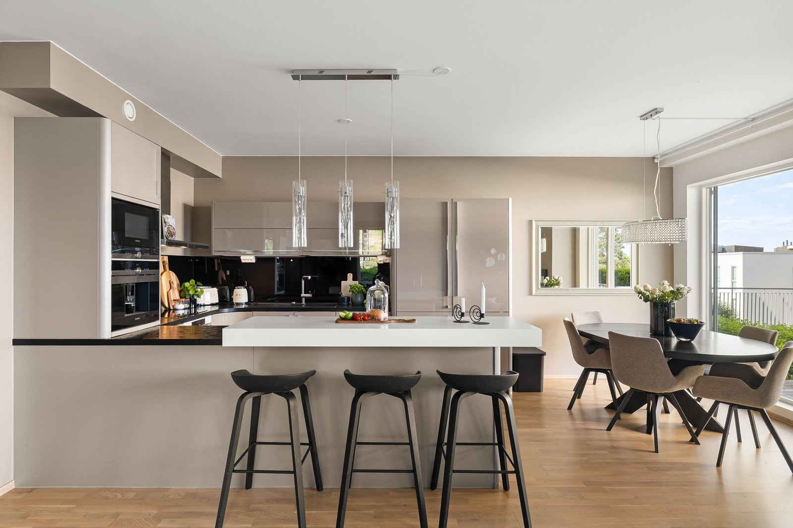 Kjøkkenets innredning er en stilfull og lekker løsning fra byggeåret, betydelig oppgradert over ordinær leveranse. Galleribilde