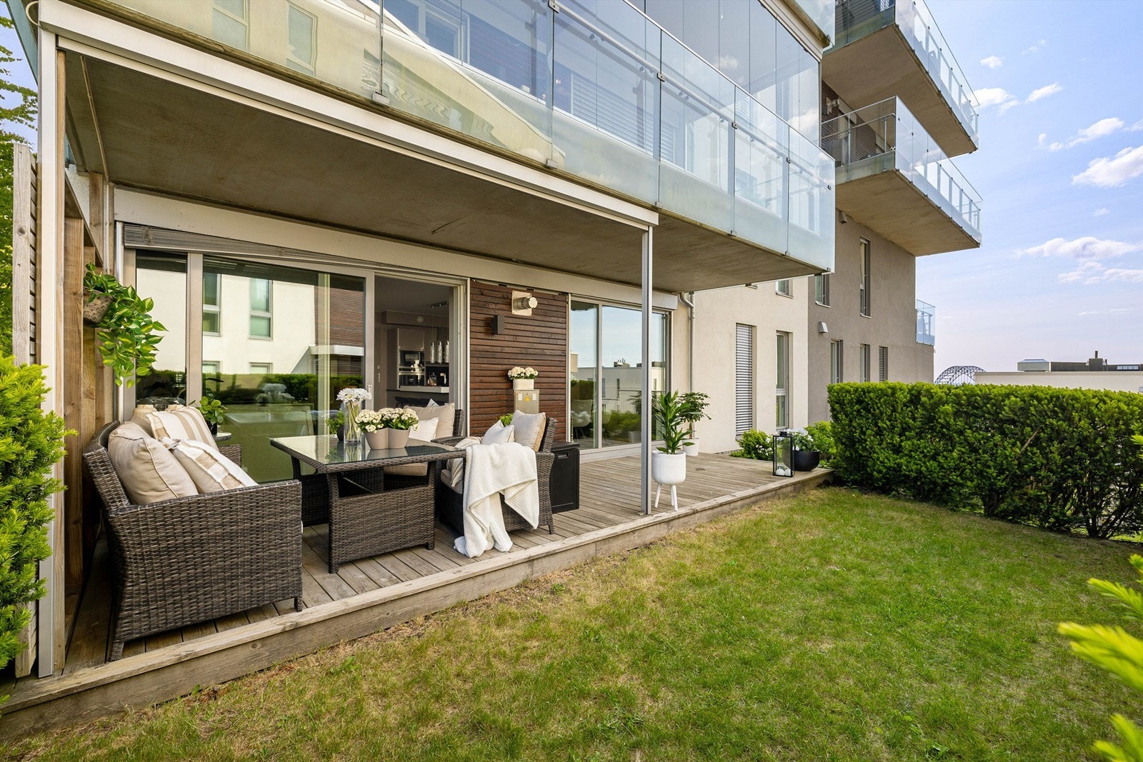 Elektrisk motorisert screen skjermer terrassen mot både sol og innsyn. Galleribilde