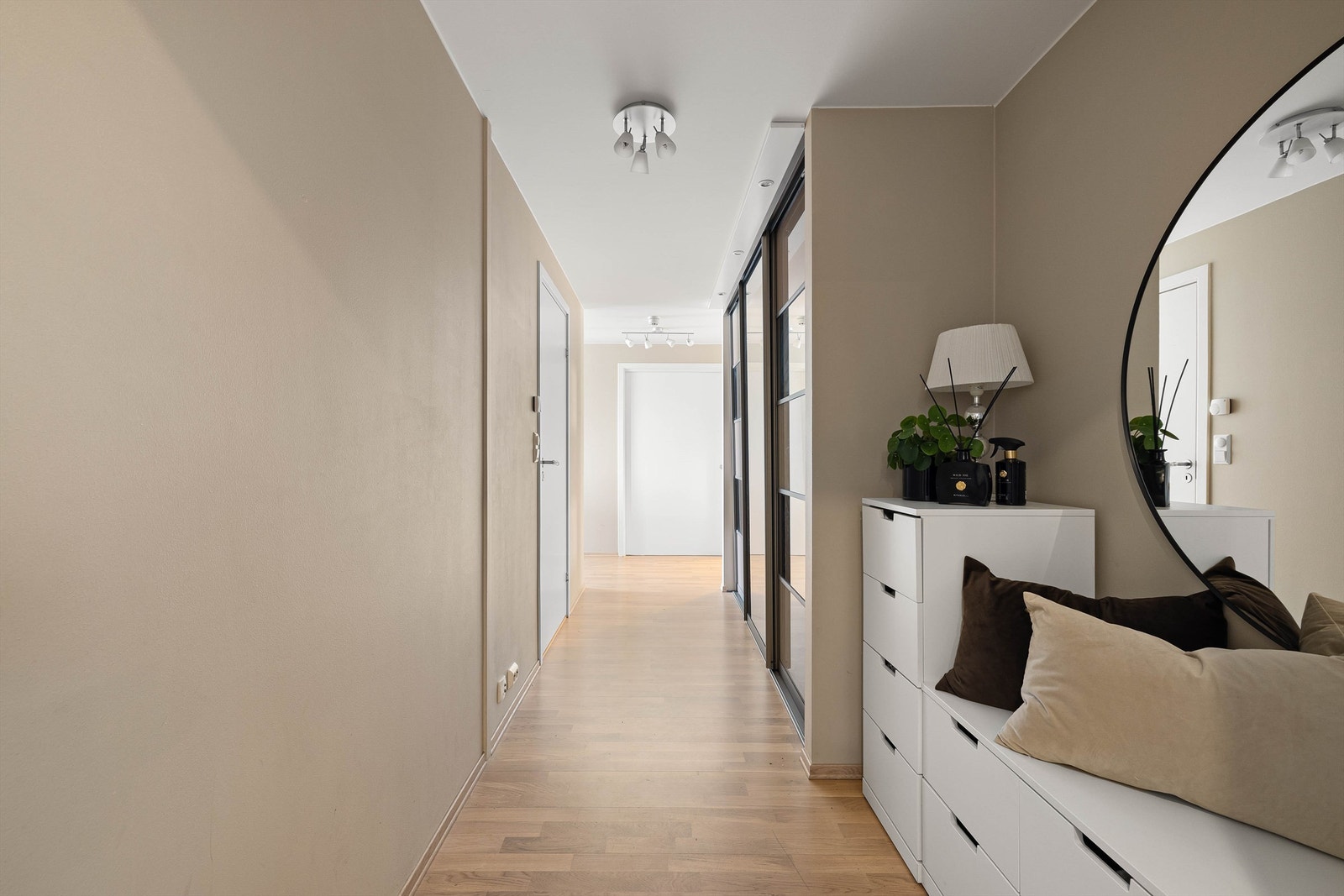 Stor skyvedørsgarderobe er installert også i entreen, med innfelte spotter i forkant. Galleribilde