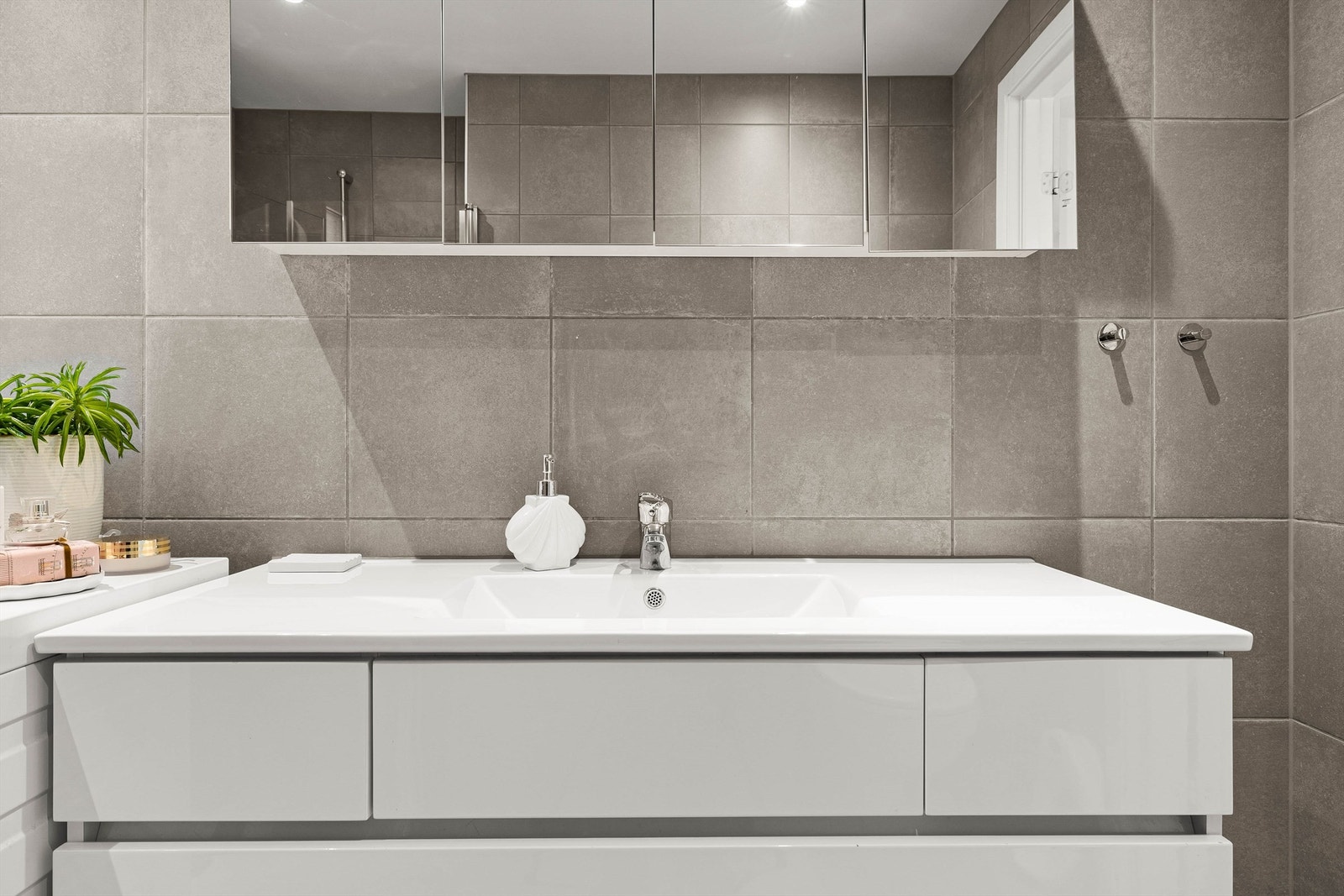 I speilskap og brede servantskuffer kan håndklær og personlige effekter oppbevares lett tilgjengelig. Galleribilde