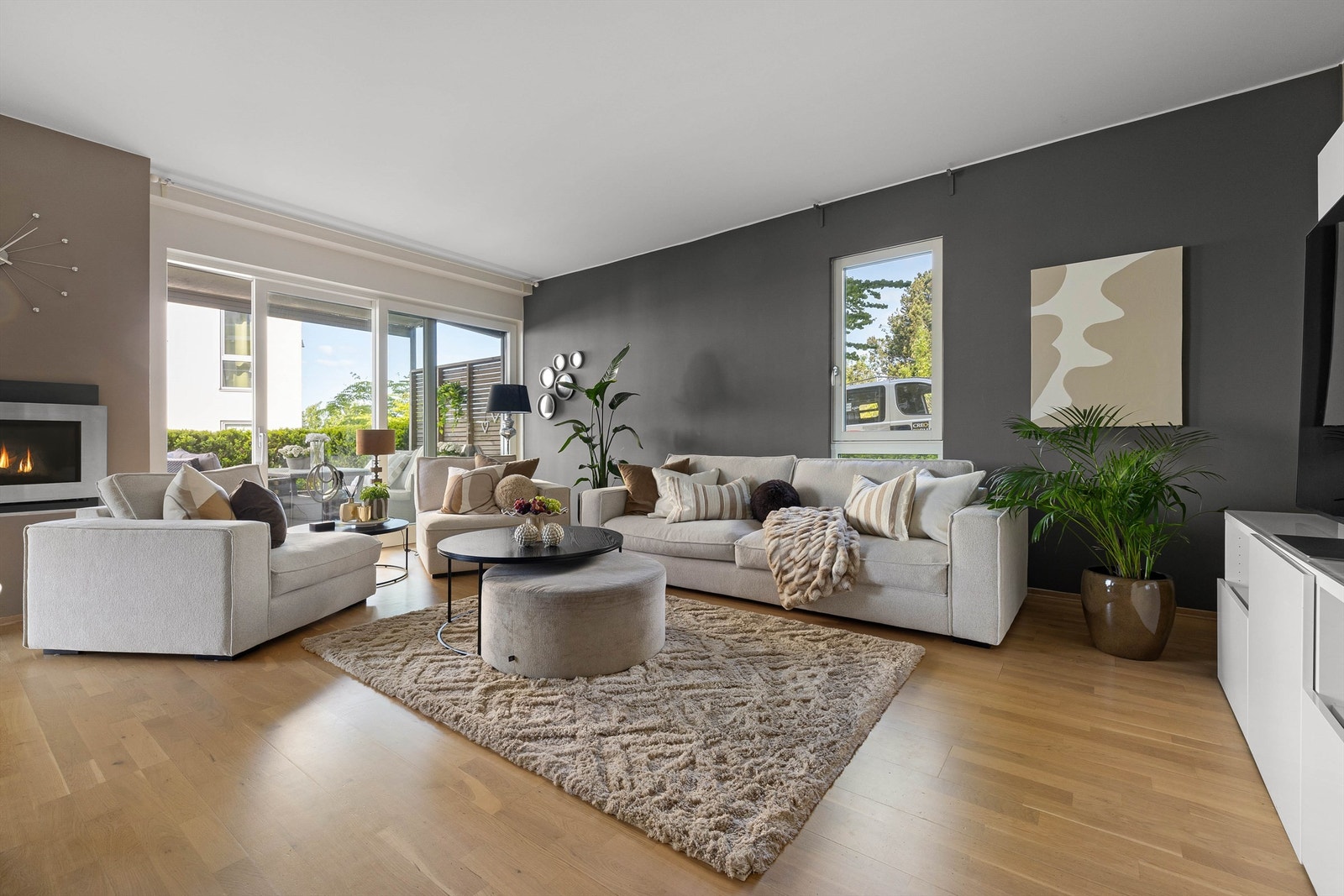 Vannbåren gulvvarme i alle rom sikrer stabil innetemperatur og lavt forbruk av strøm. Galleribilde