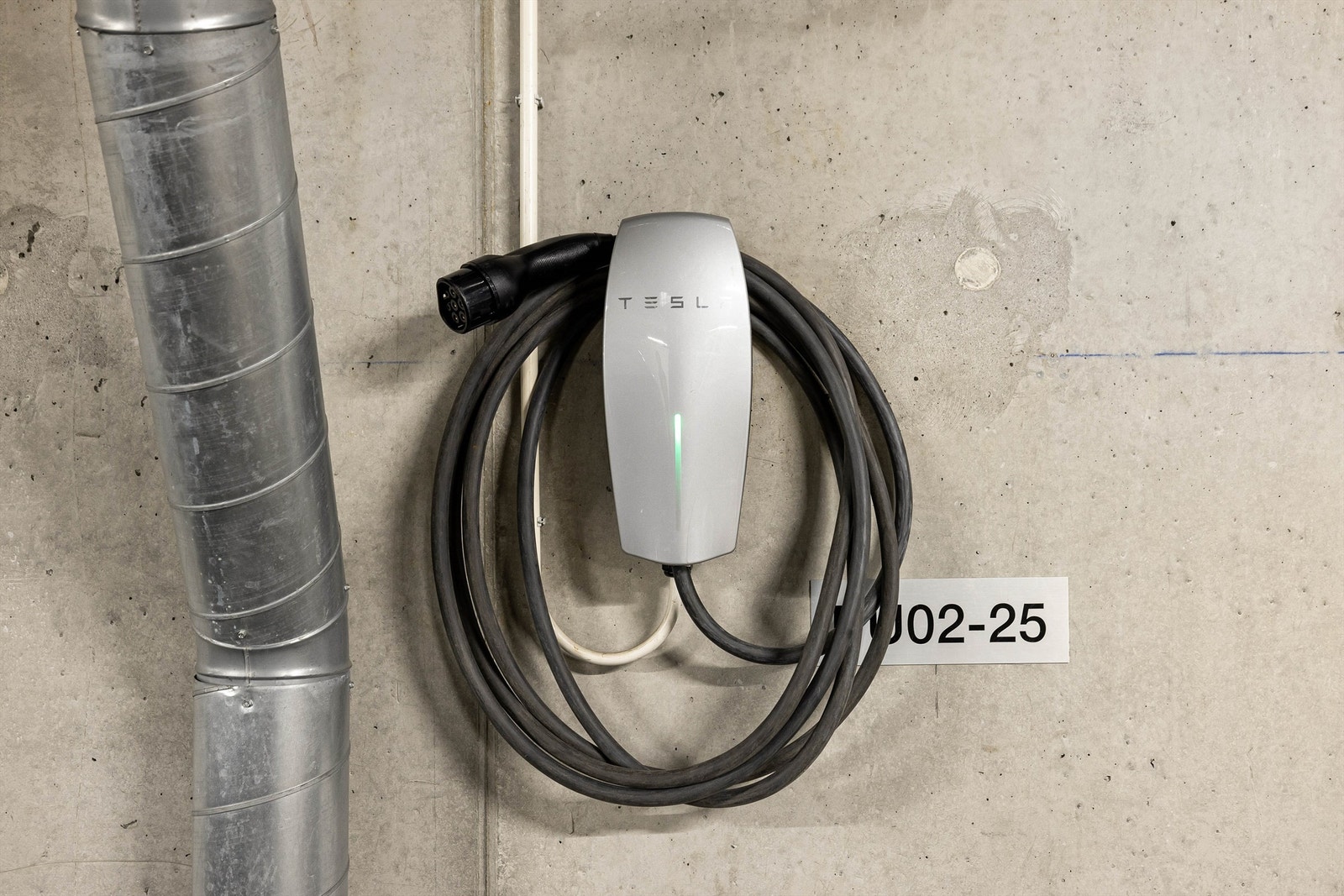 Tesla-lader montert foran biloppstillingsplassen medfølger. Galleribilde