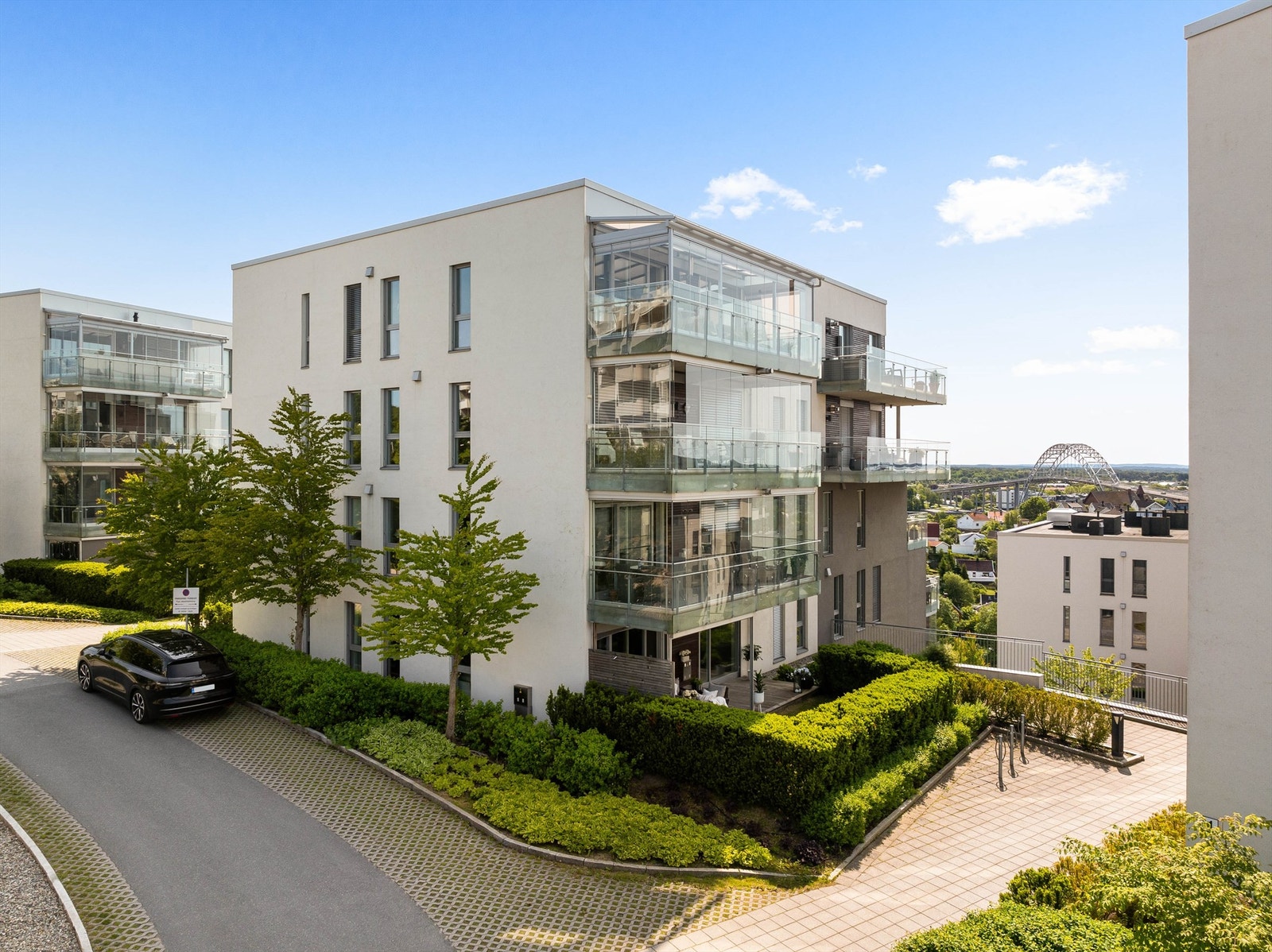 Leiligheten er gjennomgående i første etasje og har fordelen av et ekstra stort uteareal i egen, avskjermet hage. Galleribilde