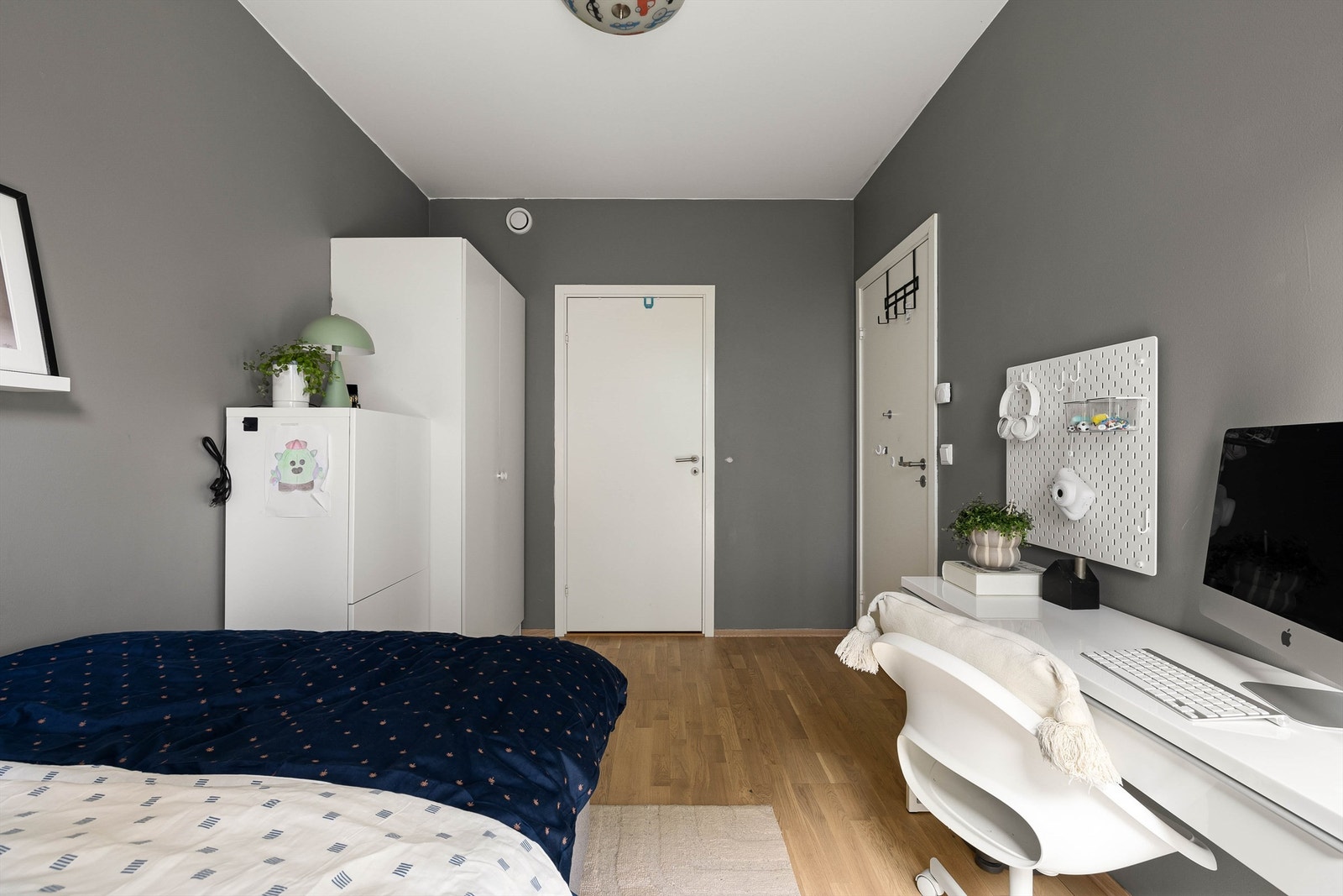 Like god himlingshøyde som i stuen er det også i alle tre soverom. Leilighetens innvendige bod er tilknyttet dette. Galleribilde