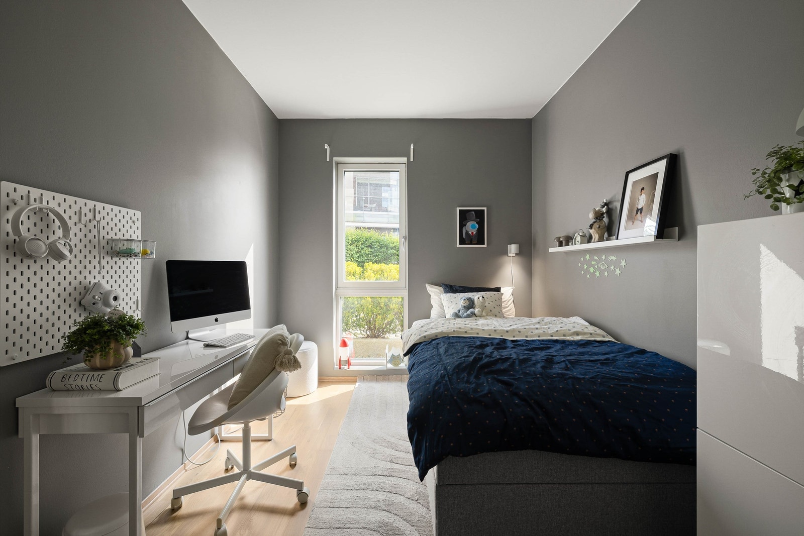 Soverom på over 10 kvm., et ypperlig barne-/ungdomsrom hvor det er god plass til individuelt opphold. Galleribilde