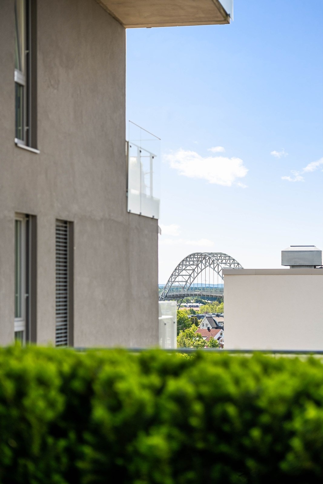 Over hekken sees langstrakt utsikt helt til Hvaler. Siktlinje er det også til Østsiden og byens mest kjente landemerke. Galleribilde