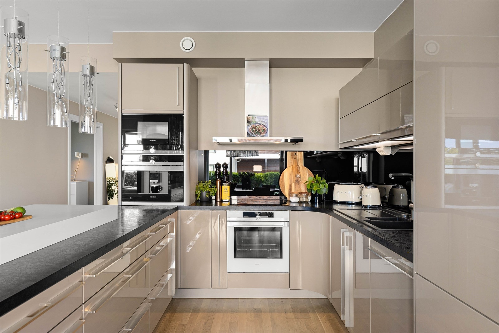 En gjennomtenkt plassering av så vel arbeidsflater som kokesone og vask gjør kjøkkenet meget praktisk. Galleribilde