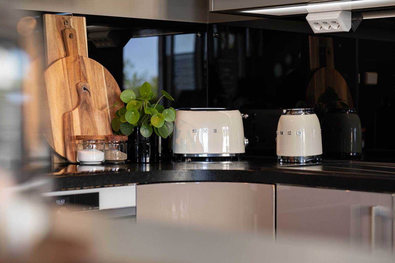 Over benkene er det både godt arbeidslys og mange strømuttak. Galleribilde