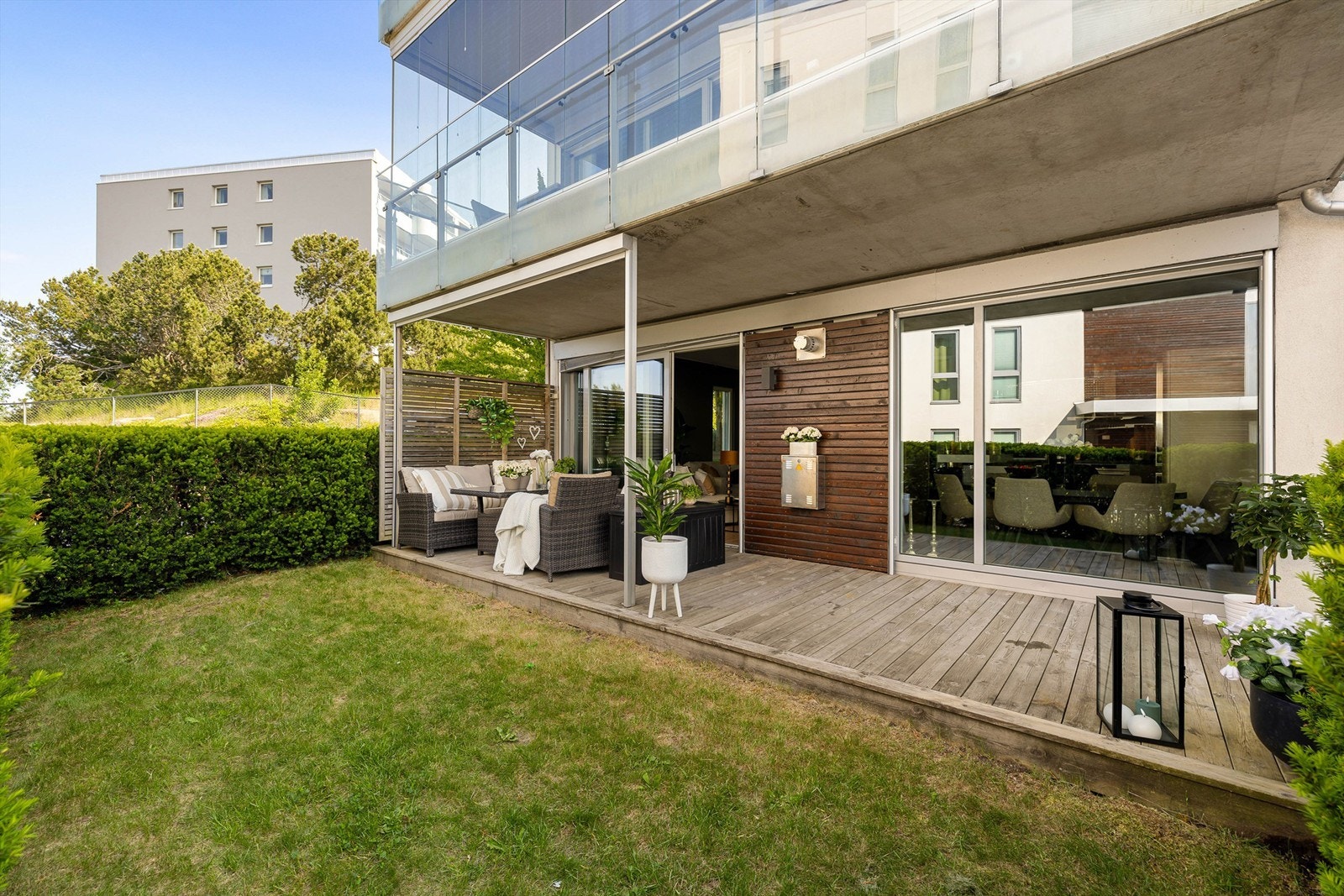 Elektrisk motorisert solskjerming er montert også på stuens vinduer. Galleribilde