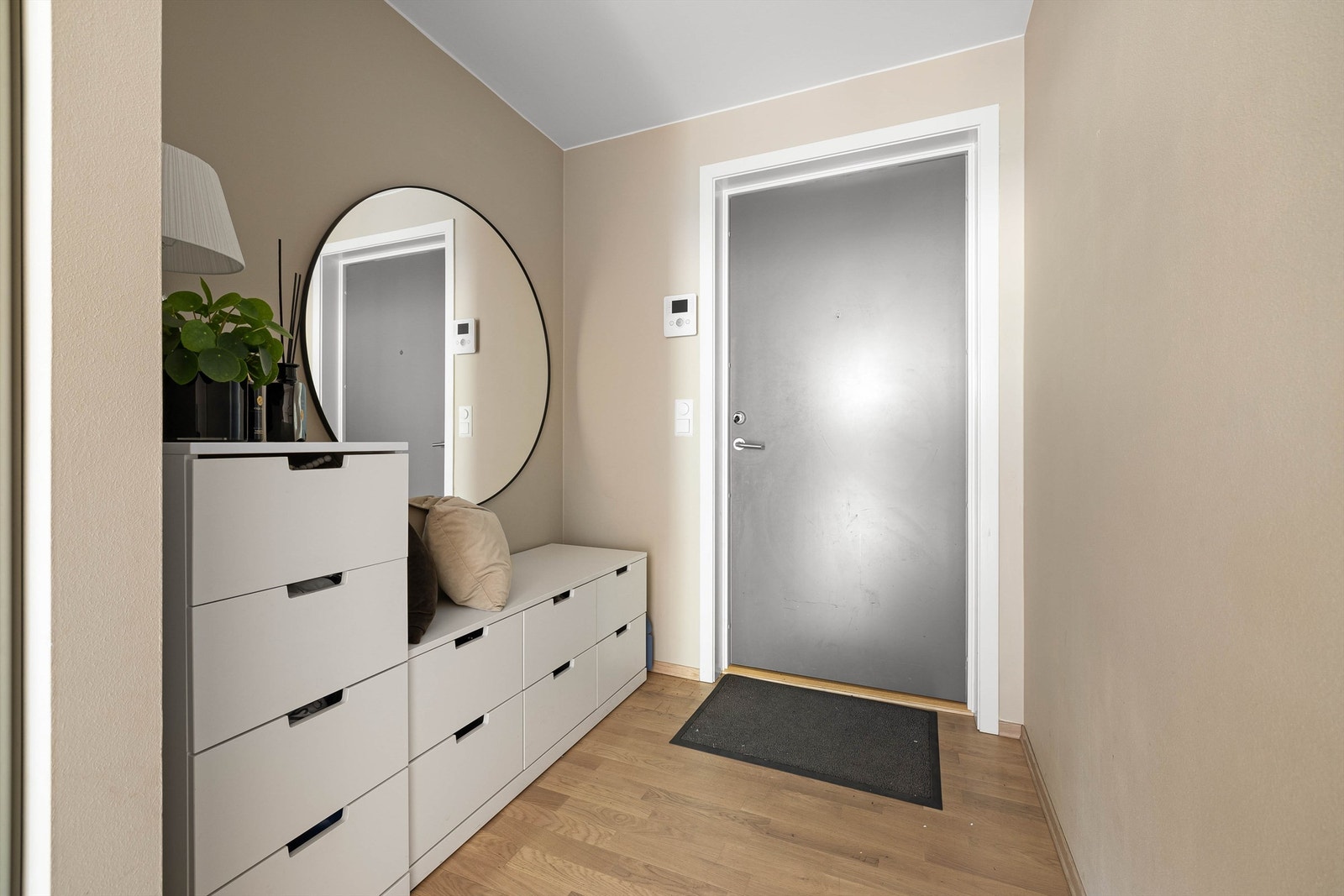 Hovedinngangens calling-anlegg har kamera og betjenes fra leilighetens entré. Galleribilde