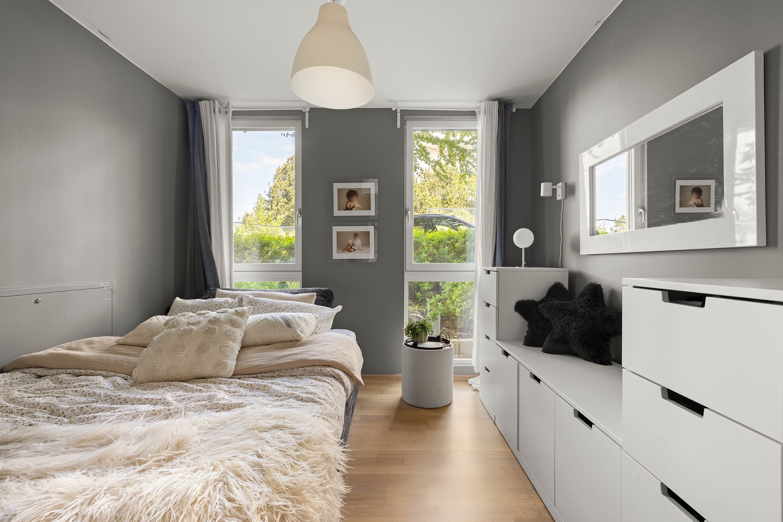 Soverom på nesten 8 kvm. nærmest stuen med bruksmulighet også som eksempelvis kontor eller bibliotek. Galleribilde