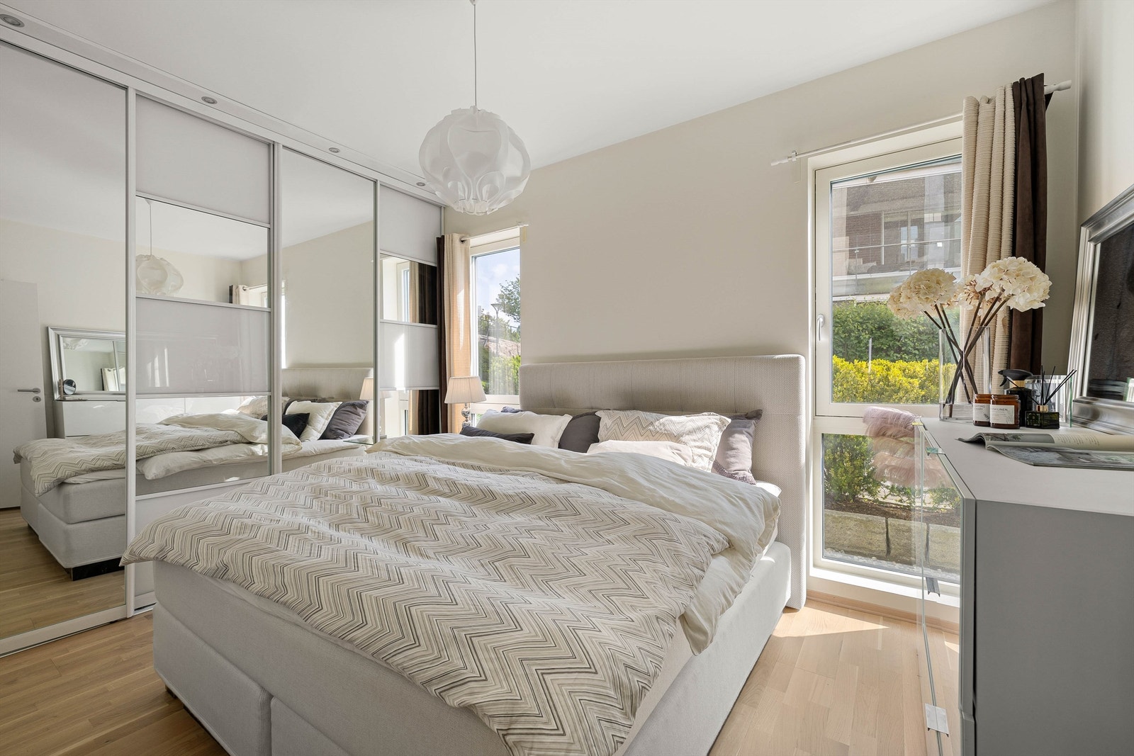 I hovedsoverommets store skyvedørsgarderobe oppbevares klærne lett tilgjengelig ved sengens side. Galleribilde