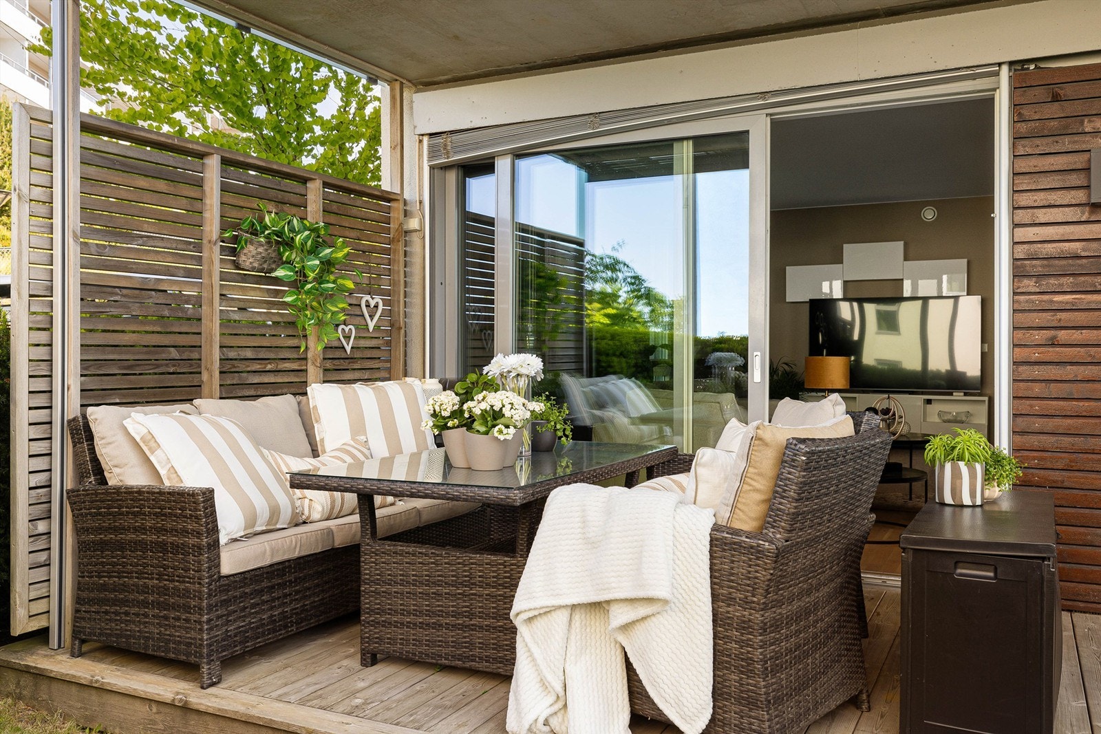 Lunende overbygg som dekker hele terrassens areal gjør det mulig å sitte ute selv under lette ettermiddagsbyger. Galleribilde