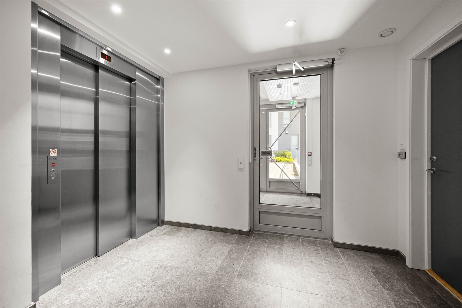 Siden leiligheten inngår i første etasje har den meget enkel adkomst. Heis tar deg komfortabelt til alle øvrige etasjer, kjelleren inkludert. Galleribilde