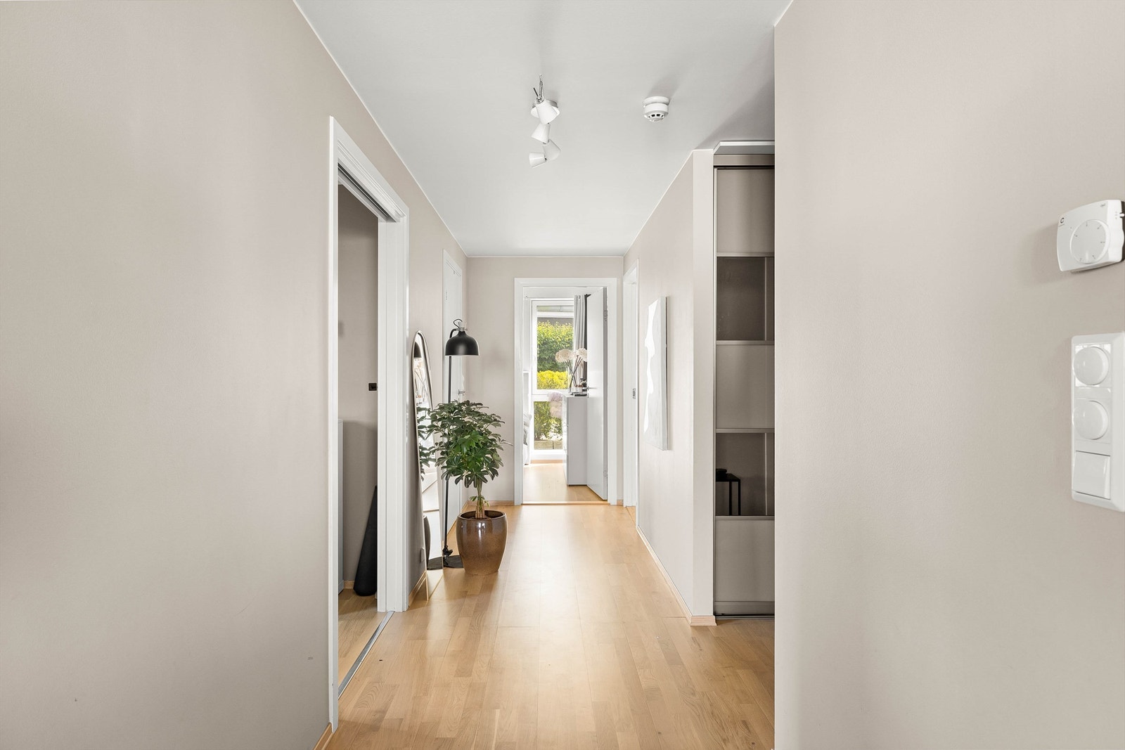 Soverommene er tilbaketrukne fra romløsningens sosiale sone og samlet rundt gangen, i praktisk nærhet av hovedbadet. Galleribilde