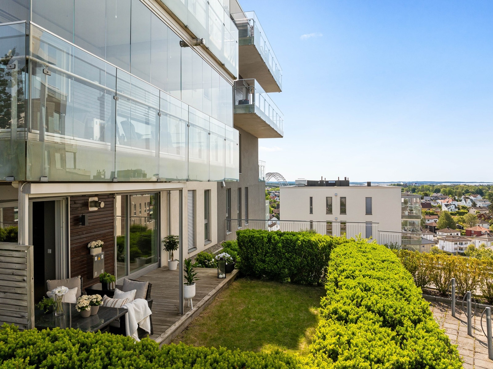 Utearealet er henvendt i syd-vestlig retning og fylles gradvis av sol fra utpå ettermiddagene. Galleribilde