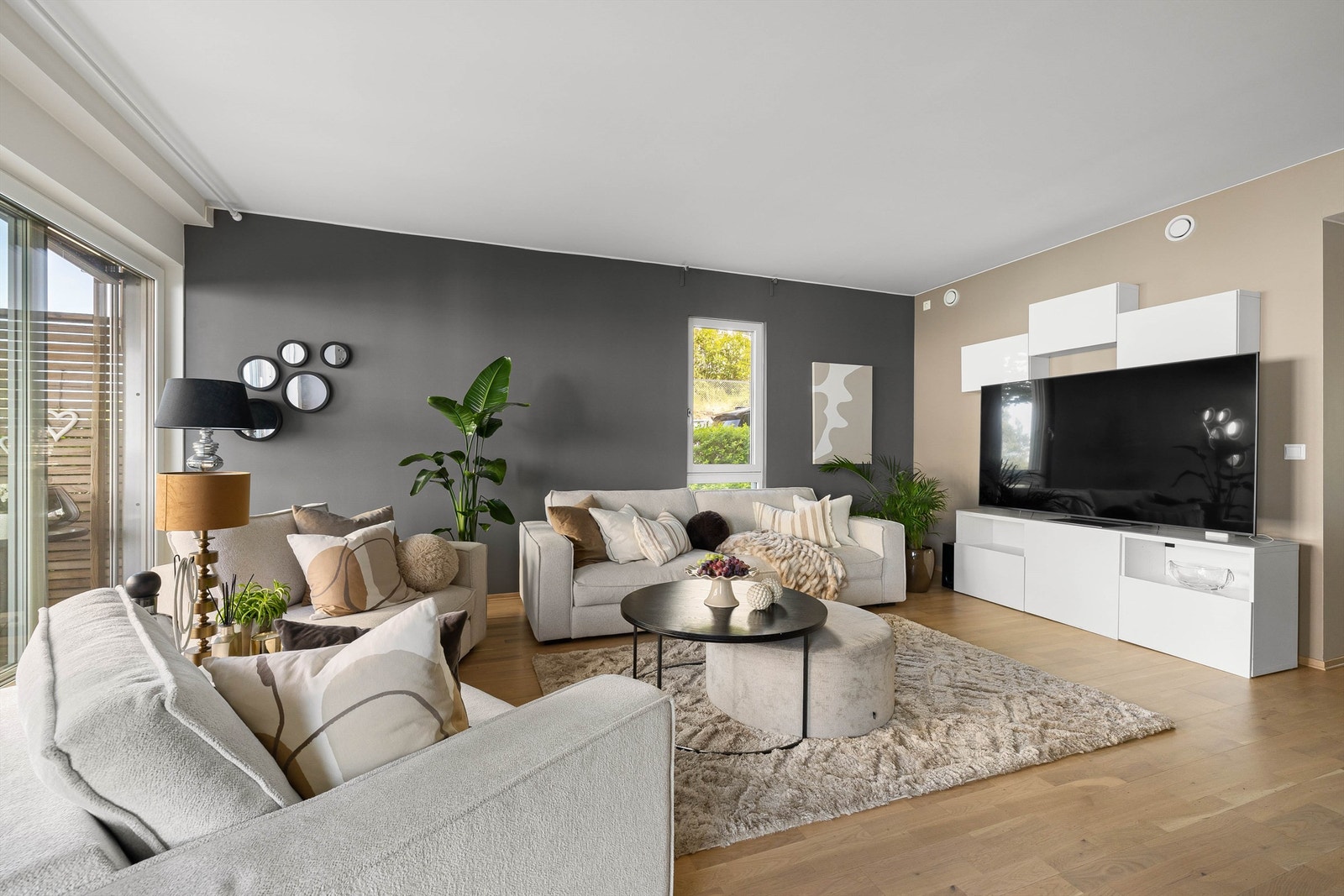 Store vinduer kombinert med ekstra himlingshøyde på nesten 2,7 meter gjør stuen luftig. Galleribilde