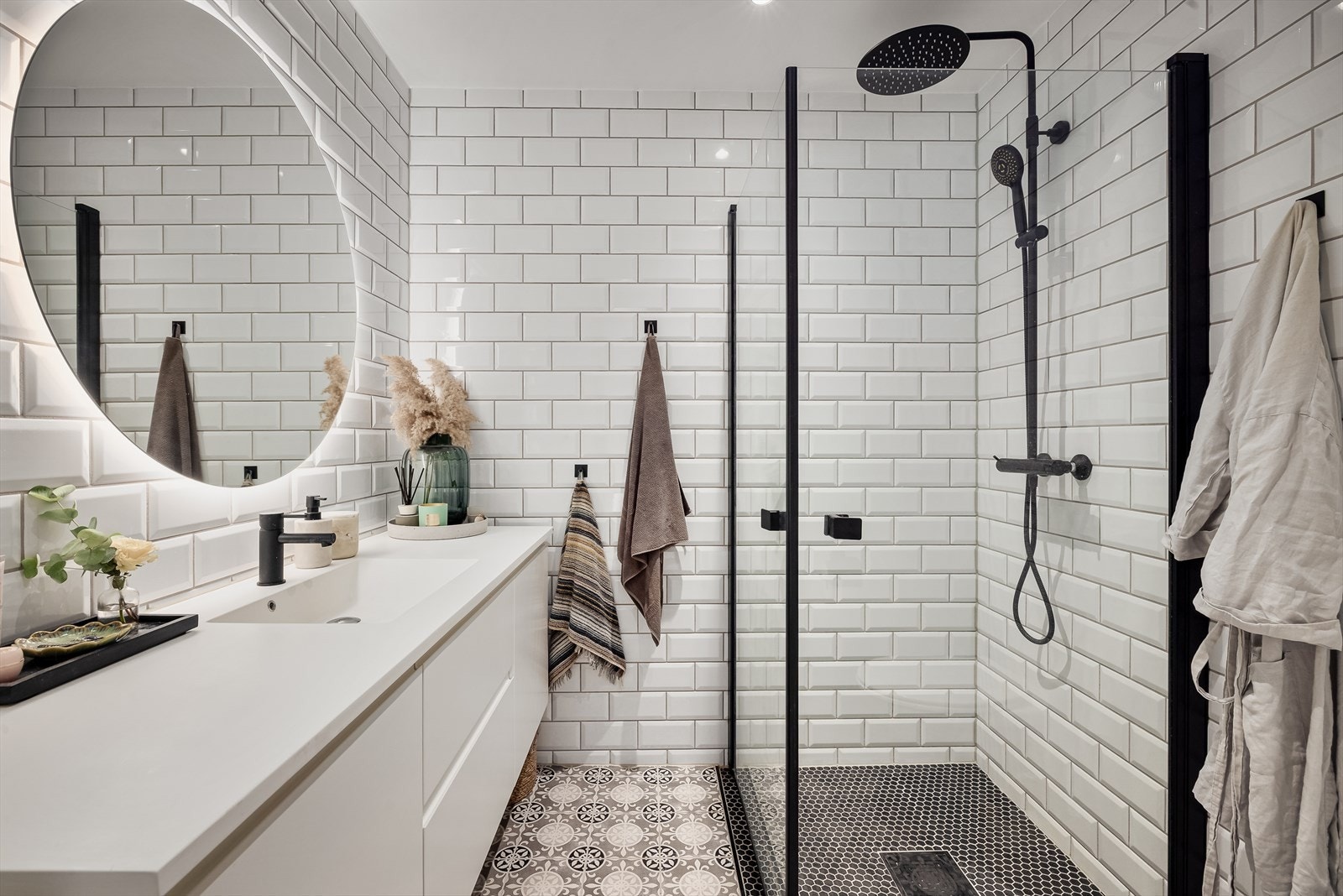 Flott flislagt bad med fin stil i tilknytning til hovedsoverom Galleribilde