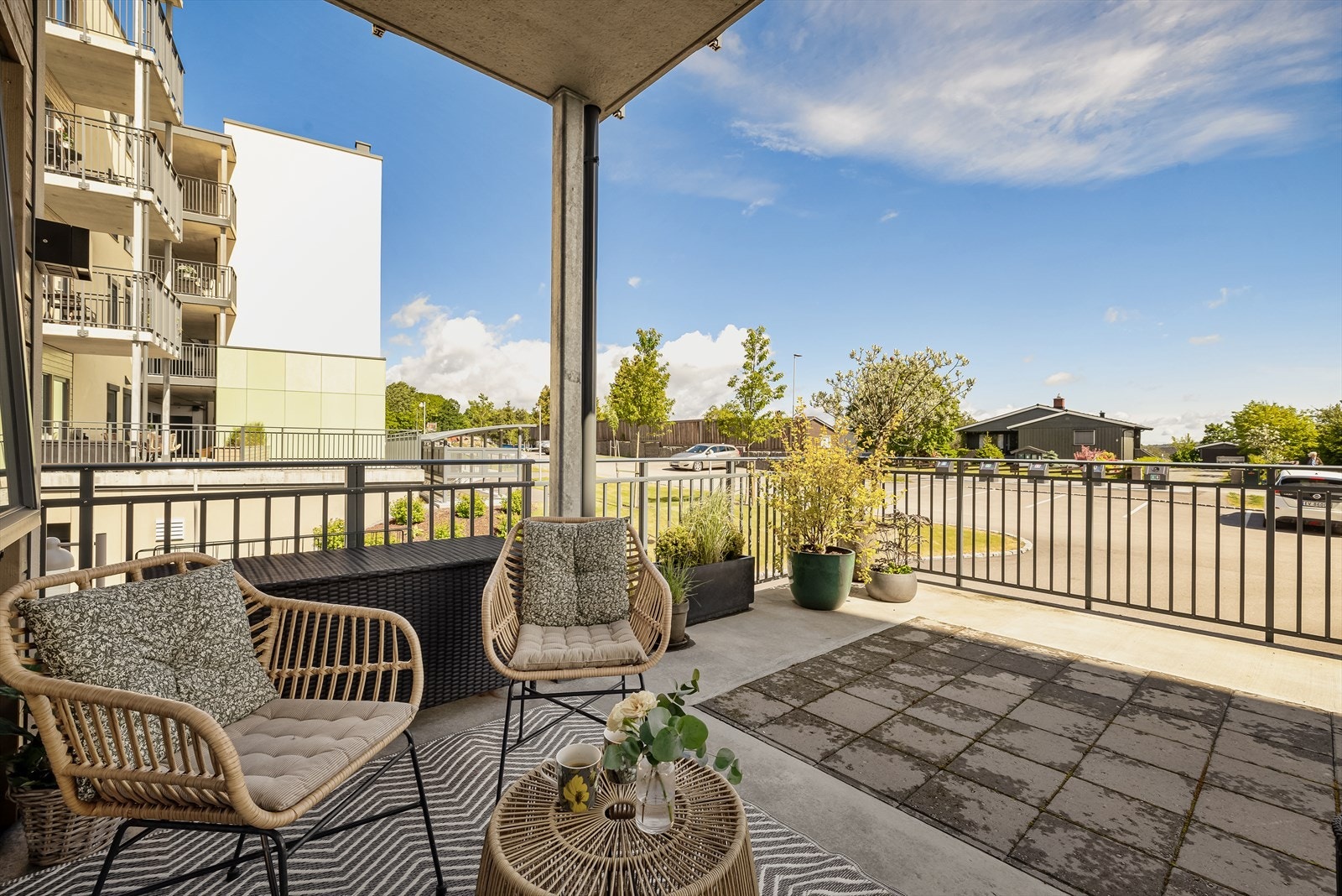 Terrasse utenfor hovedsoverom. Her har man god boltreplass og morgensol. Galleribilde