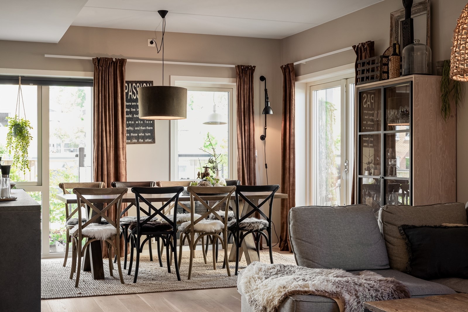 Fra stuen er det utgang til balkong og hage Galleribilde