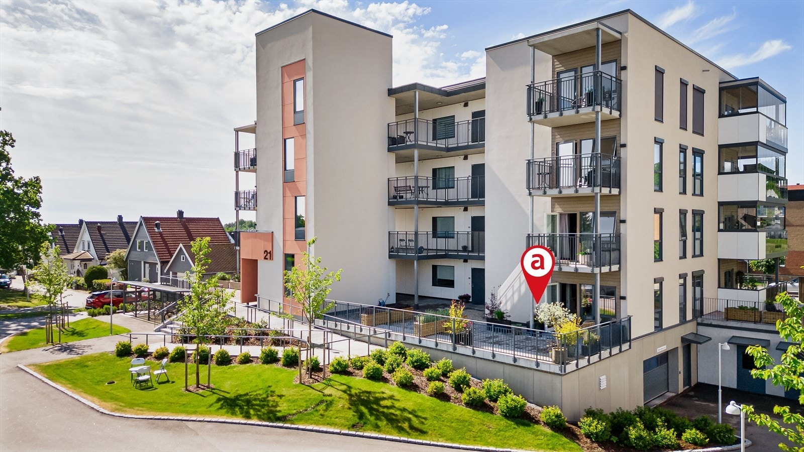 Fasade inngangsparti. Leiligheten har fin uteplass også på denne siden av bygget Galleribilde