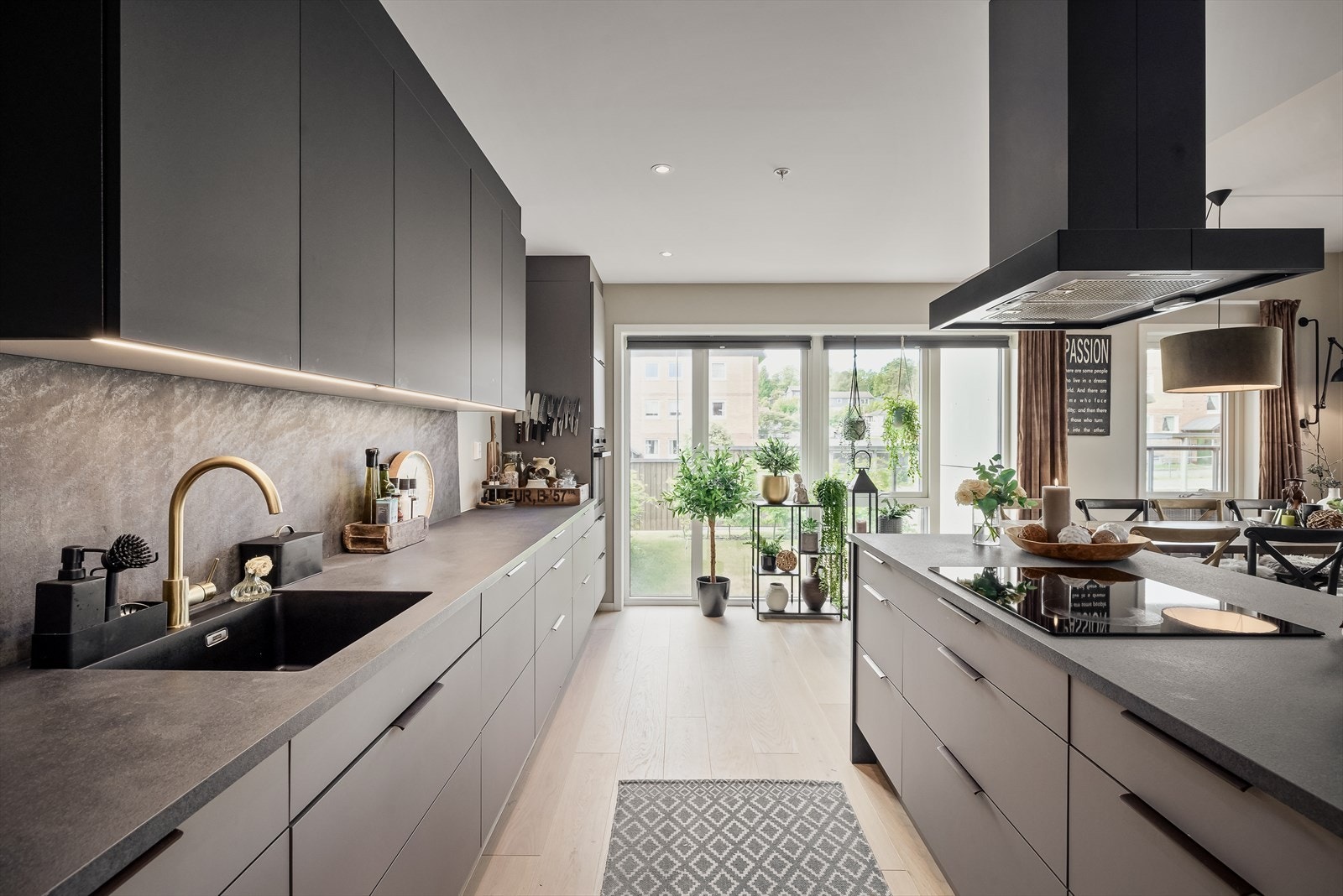 Leilgiehten har et stort påkostet kjøkken med meget god skap og benkplass. Galleribilde