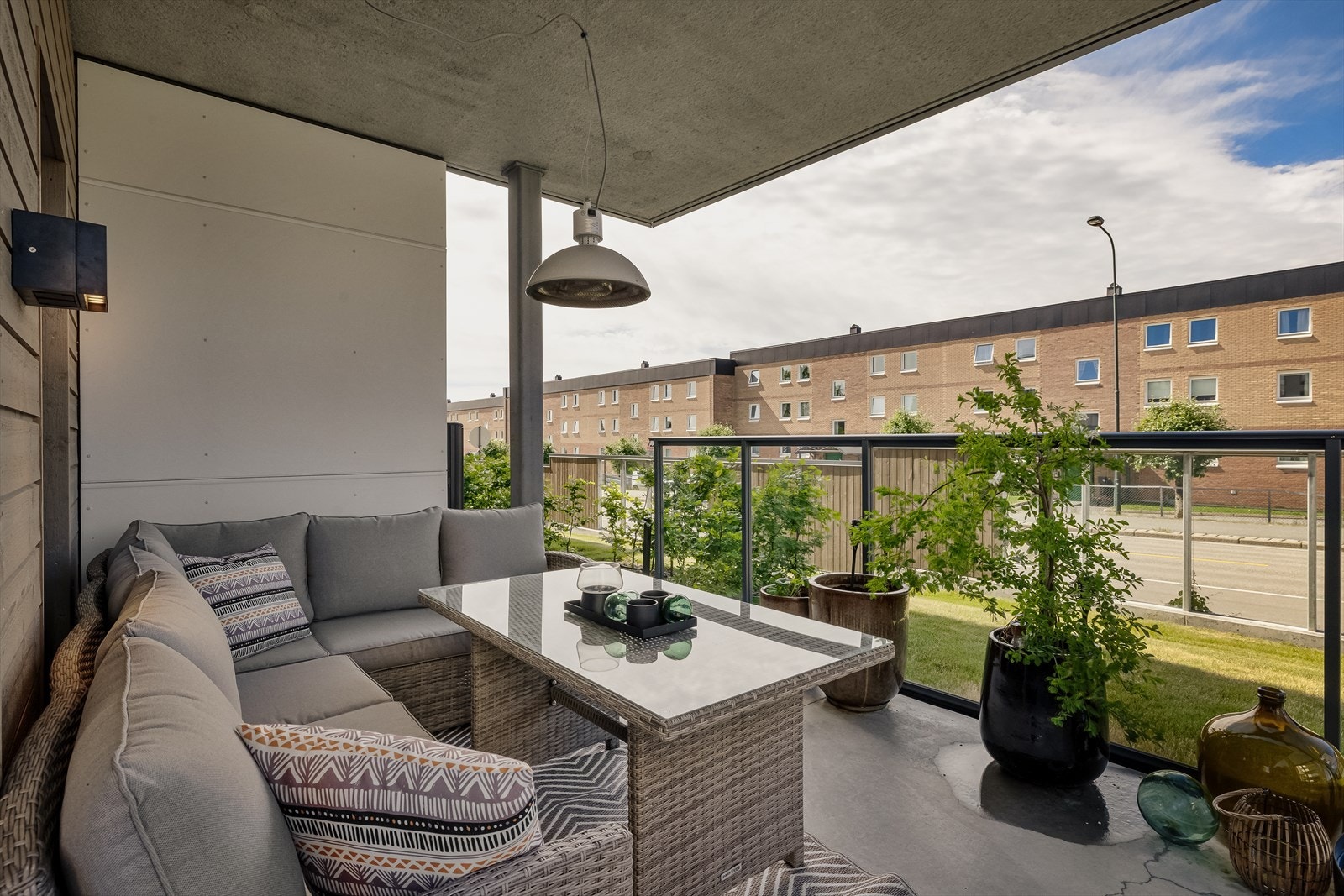 Terrasse med adkomst ut til hage. Leiligheten disponerer del av hagen foran leiligheten. Galleribilde