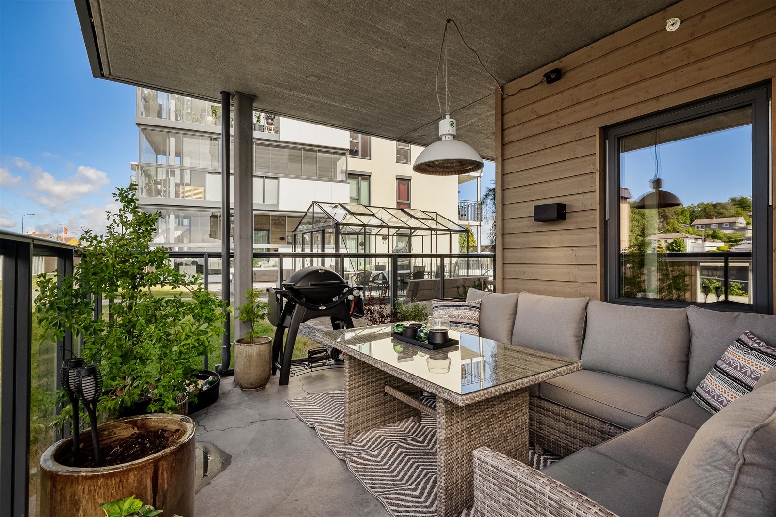 Overbygget terrasse med gode solforhold Galleribilde