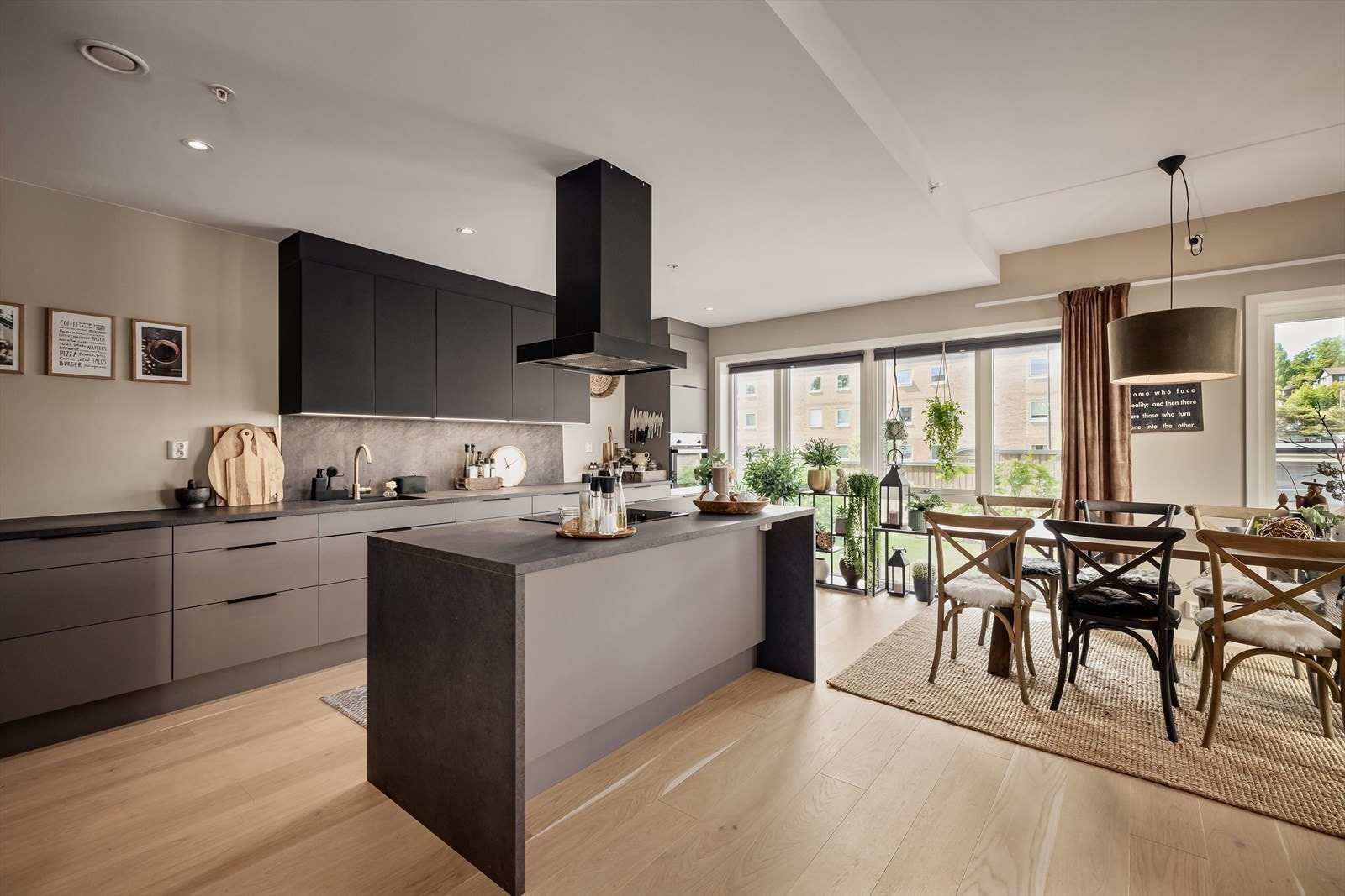 Kjøkkenet har stor kjøkkenøy. Moderne kjøkken med gode løsninger. Galleribilde