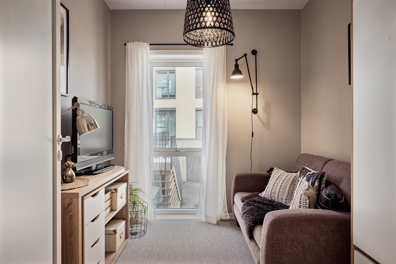 Soverom 2 benyttes av nåværende eier som gjesterom med sovesofa og ekstra tv Galleribilde