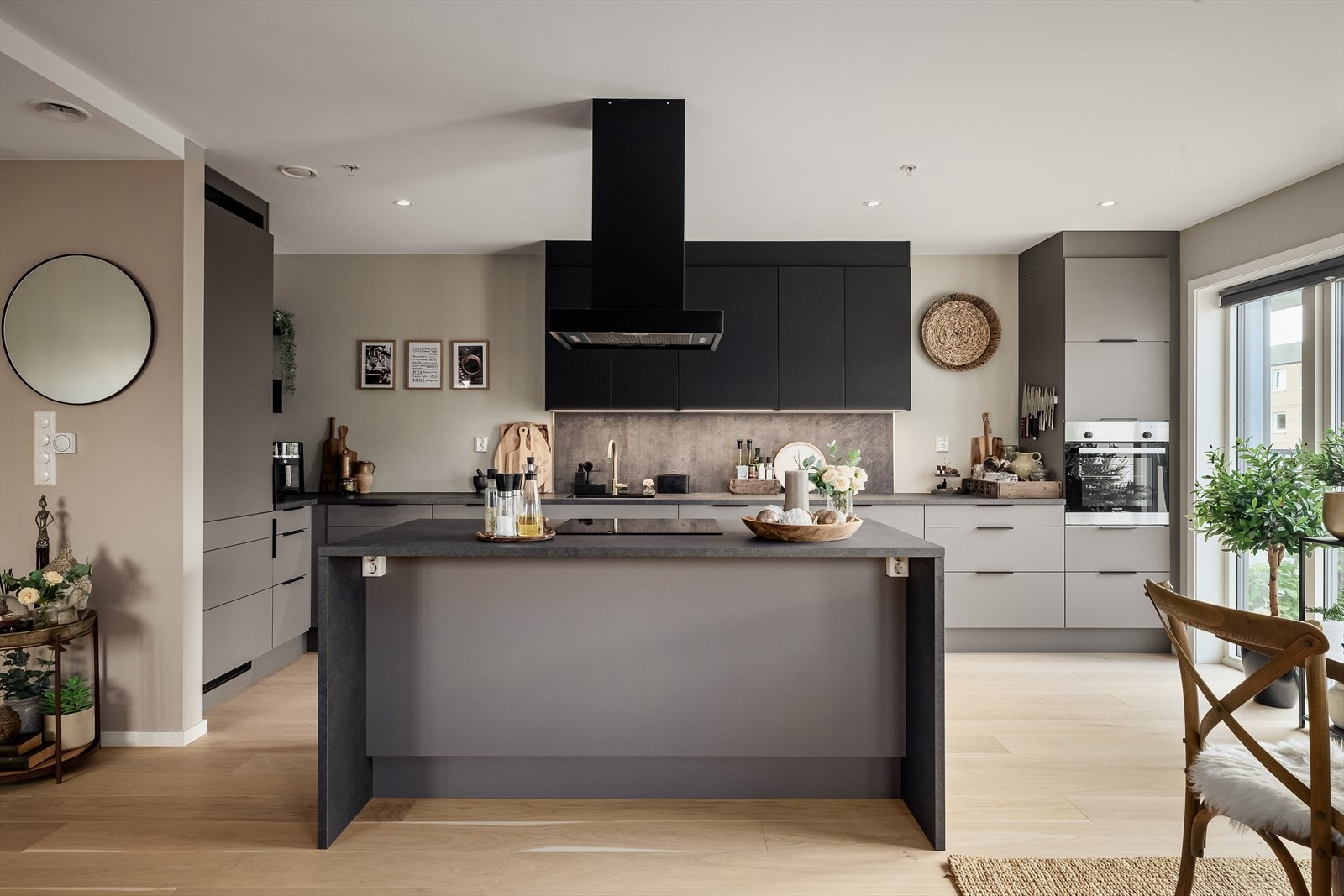 Kjøkkenet har integrerte hvitevarer (komfyr, platetopp, oppvaskmaskin og kjøl/fryseskap) Galleribilde