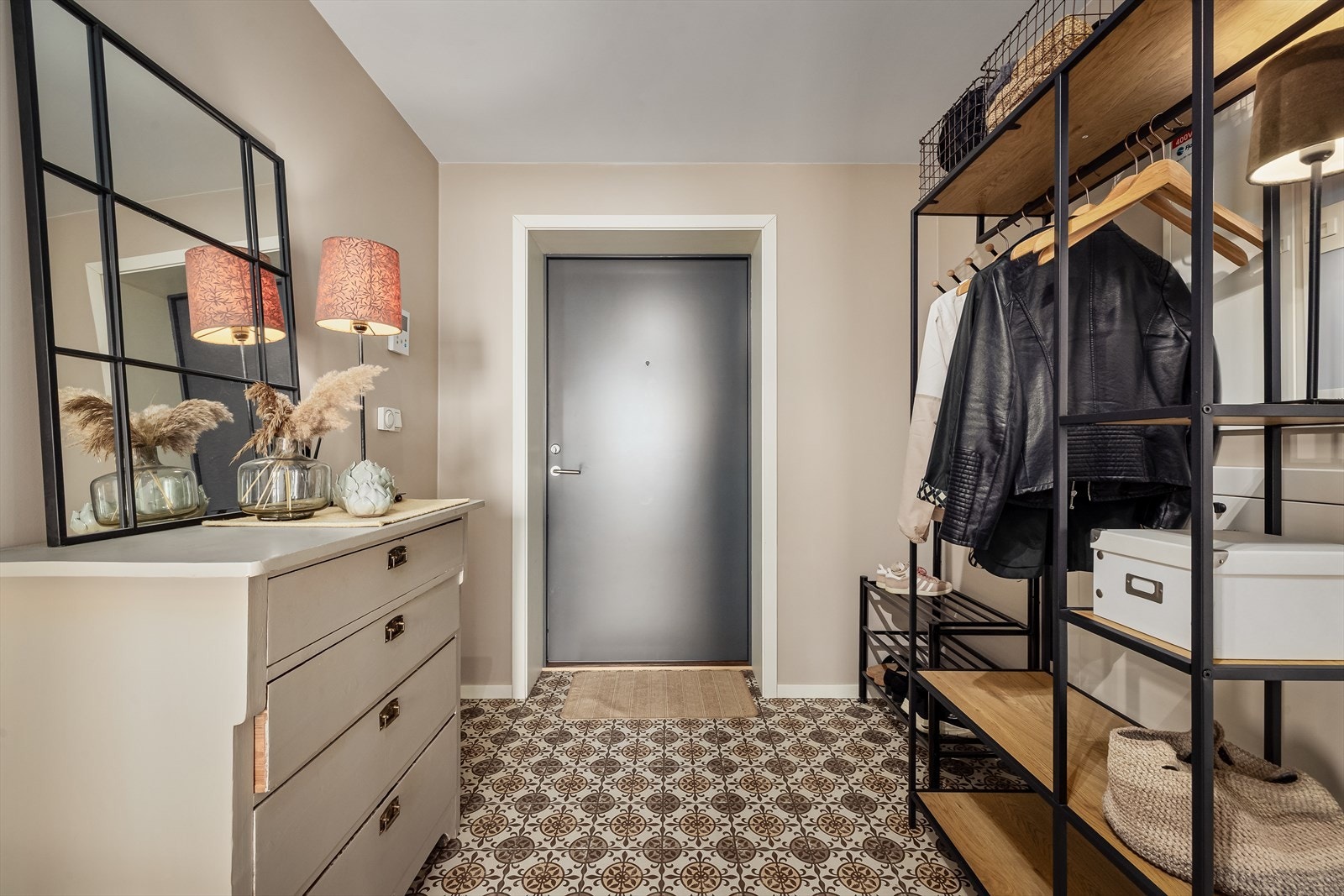 Gang med god plass til garderobe Galleribilde