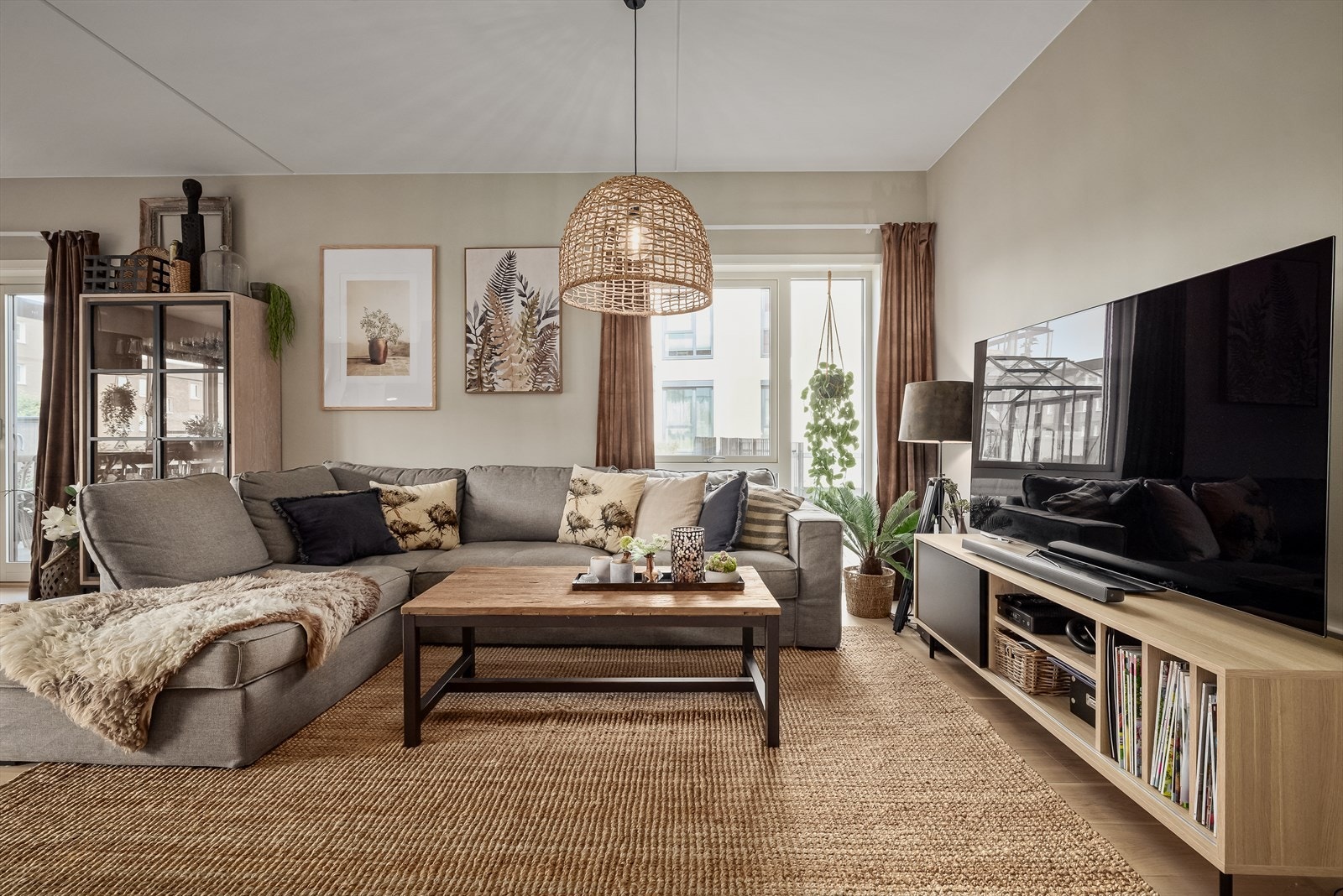 Stuen har flere møbeleringsalternativer - fin mulighet for hyggelig tv-krok Galleribilde