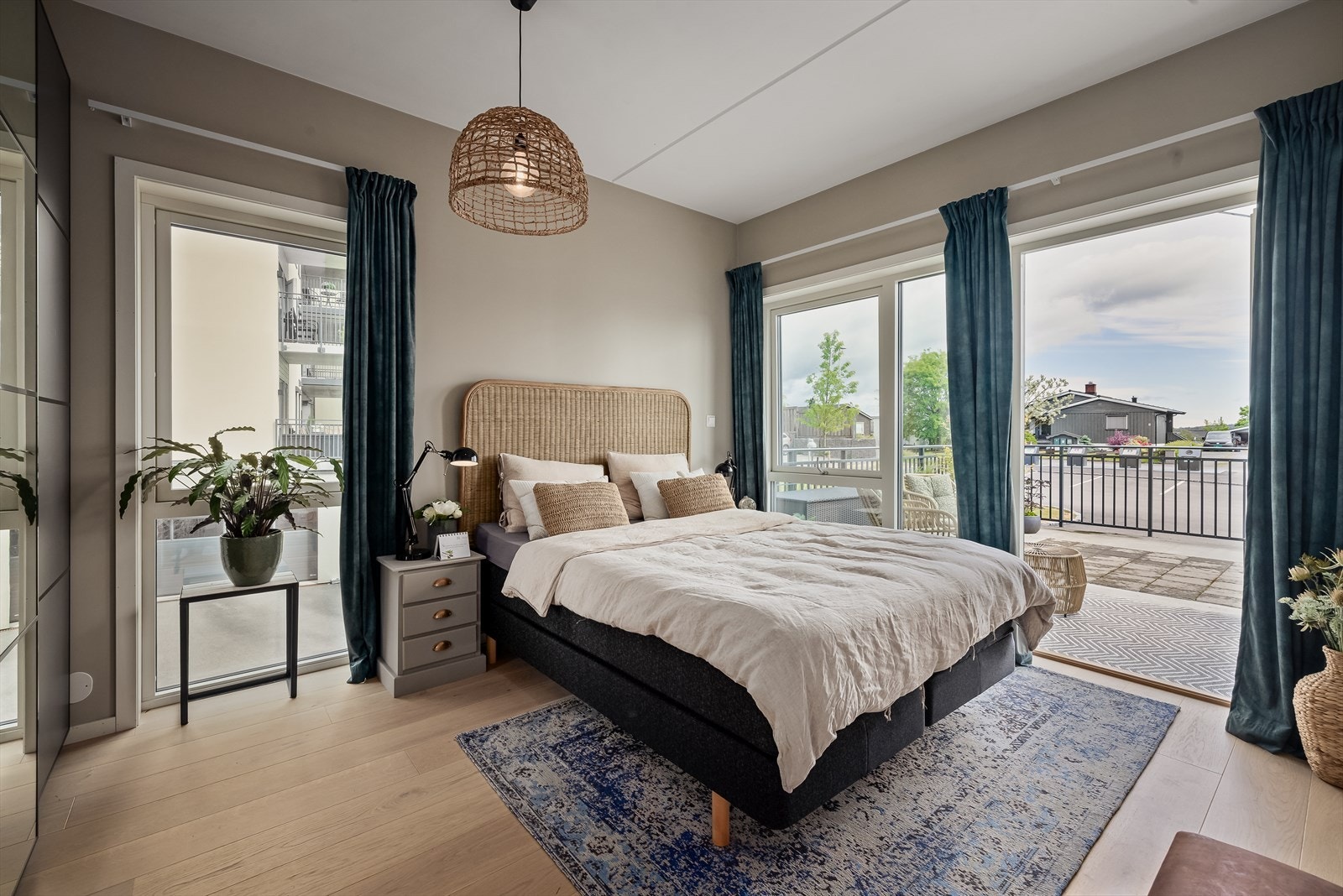 Romslig hovedsoverom med adkomst ut til terrasse Galleribilde