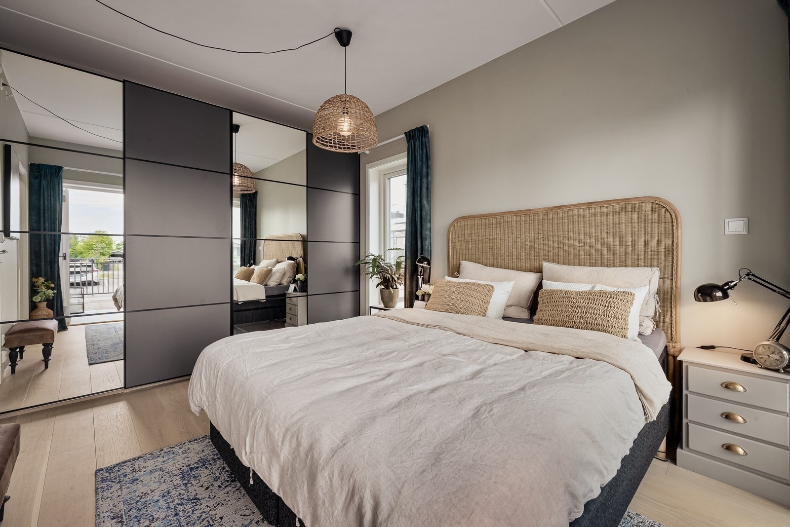 Hovedsoverom har stor skyvedørsgarderobe Galleribilde