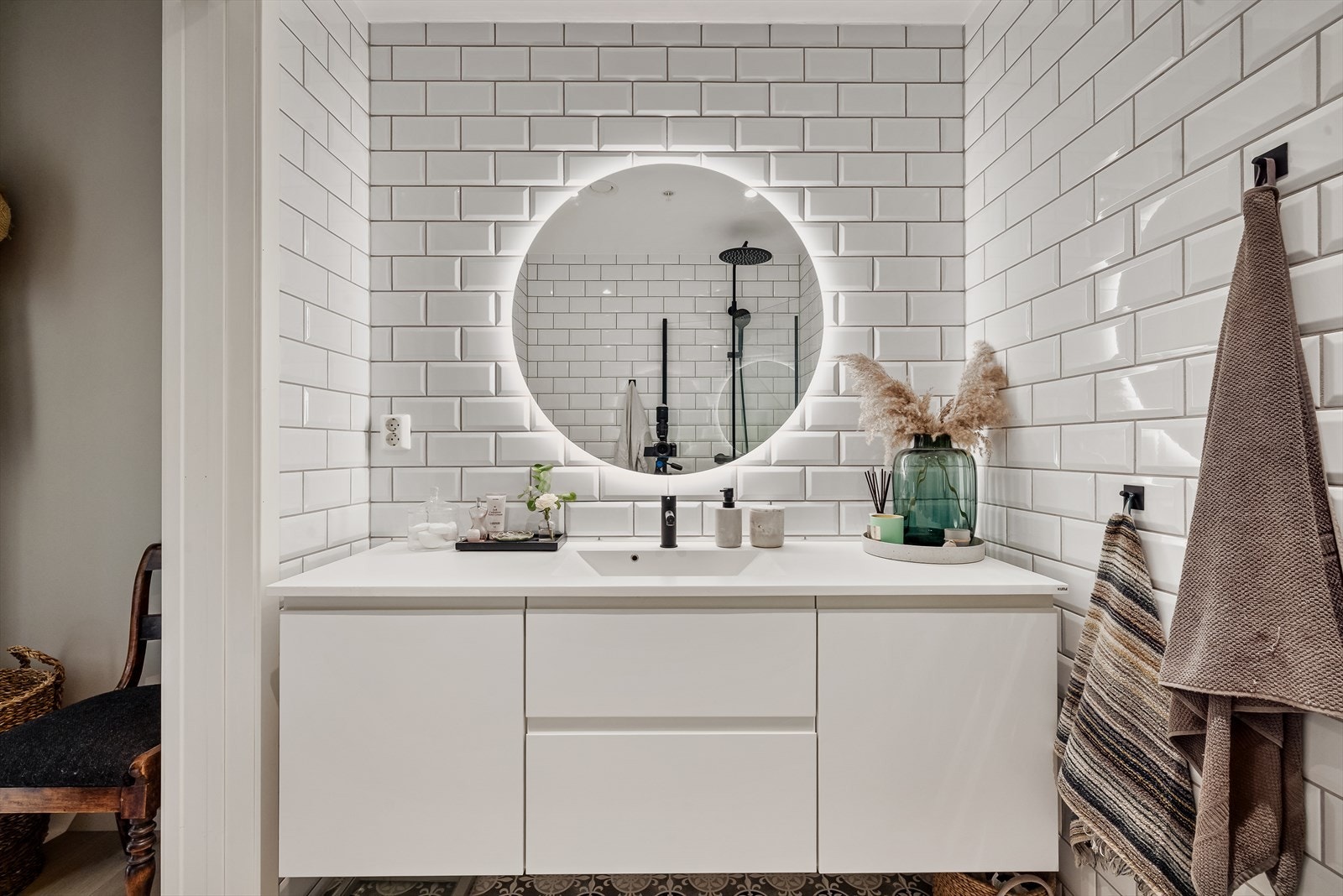 Badet har innredning med god plass til oppbevaring. Galleribilde