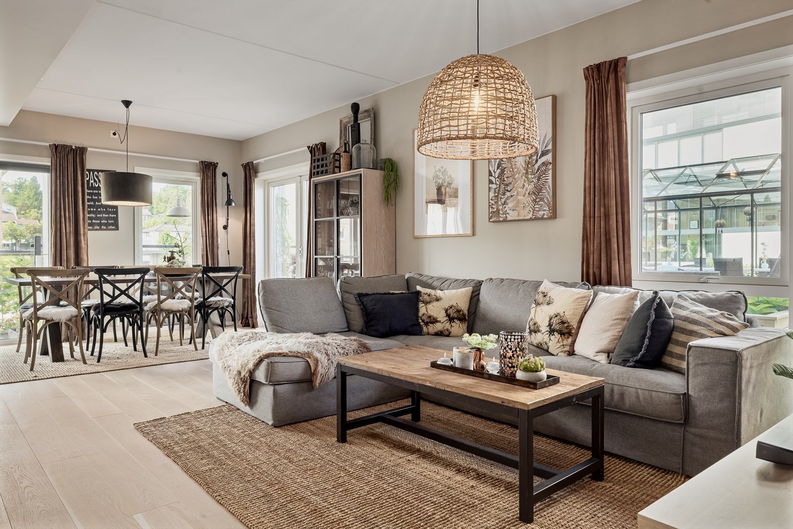 Stuen har store vindusflater og er lys og trivelig. Galleribilde