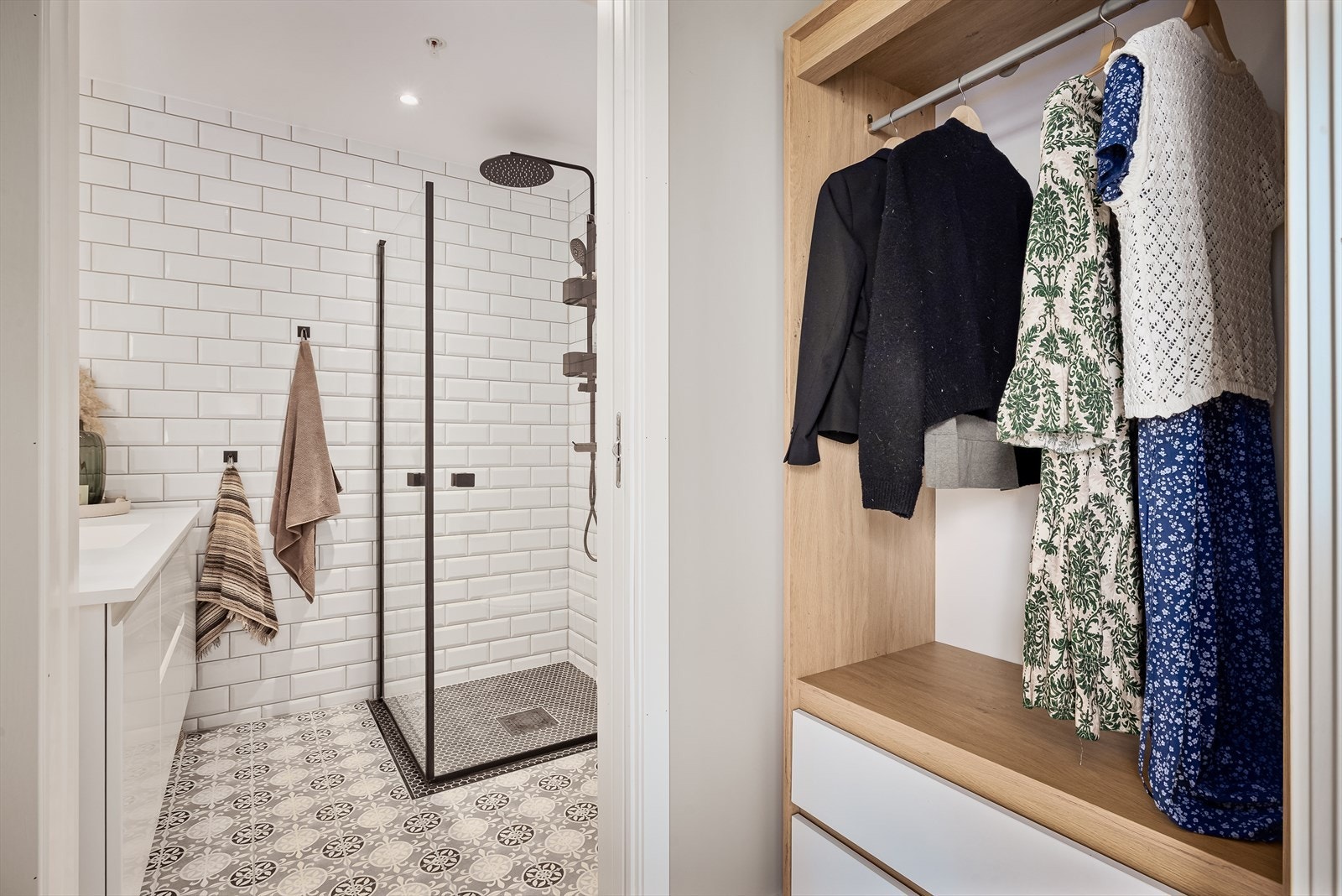 Garderoberom ved siden av badet Galleribilde