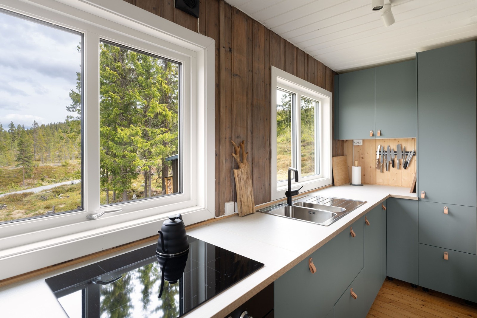 Kjøkkeninnredningen var ny i 2022 - moderne og gjennomtenkt løsning som passer bra inn i den tradisjonelle stilen i hytta. Galleribilde
