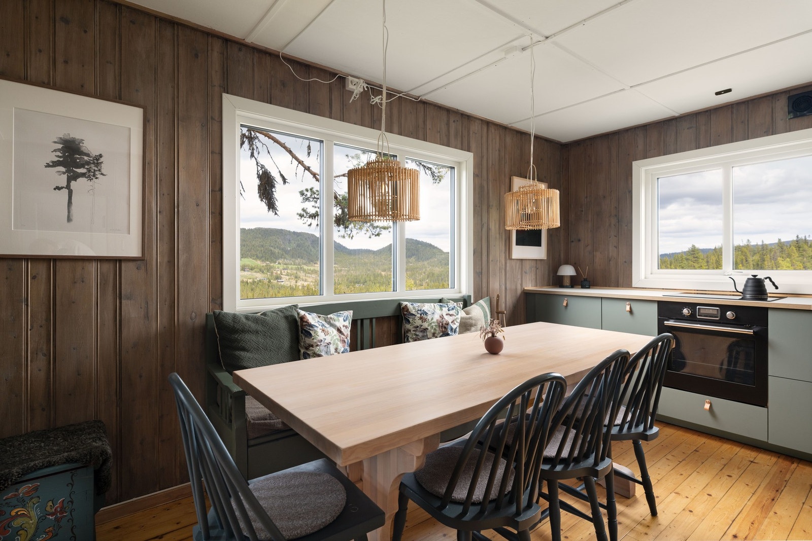 Koselig spisestue med store vinduer og nydelig utsikt! Alle vinduene ble byttet i 2022. Galleribilde