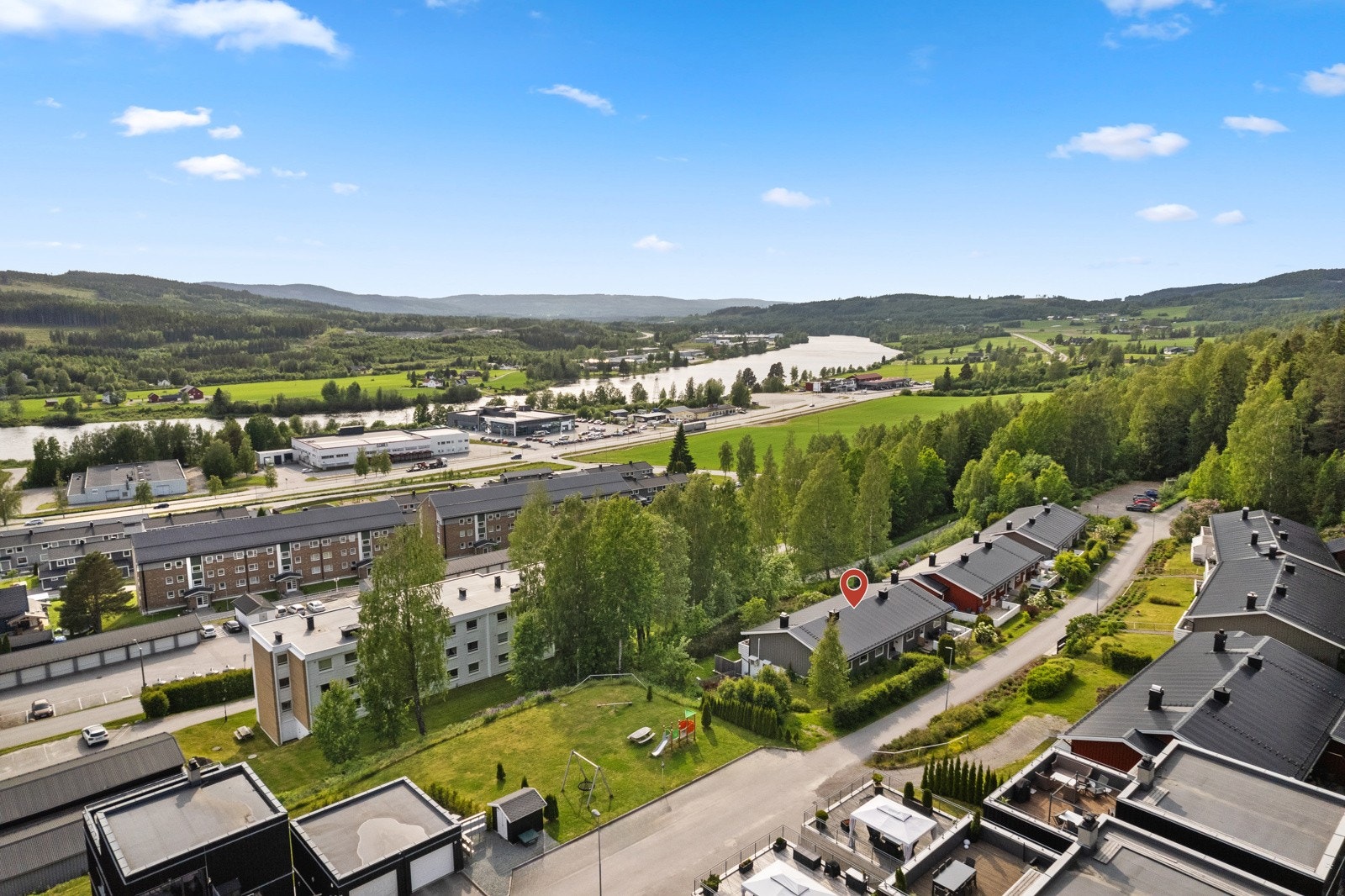 Dette er en perfekt bolig for deg som ønsker en lettstelt og trivelig leilighet i grønne og rolige omgivelser - samtidig som du har byen innen kort rekkevidde. Galleribilde