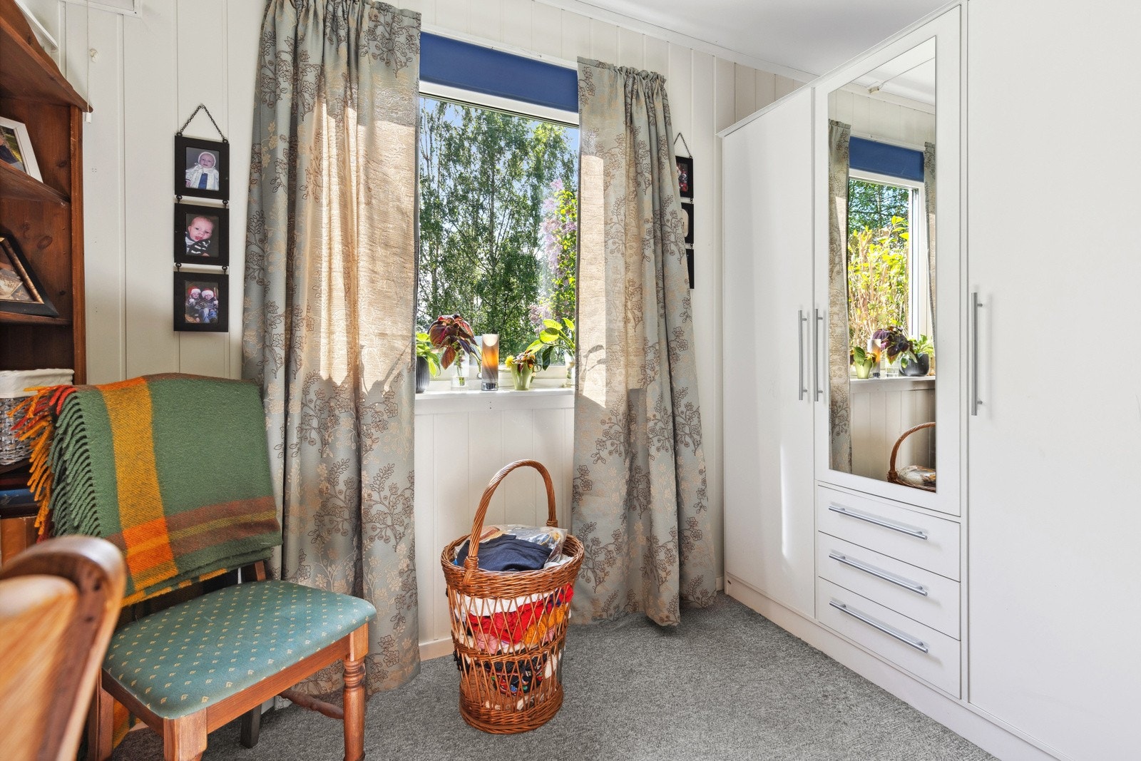 Det er lagt teppe på gulvet, malte plater på vegger og et stort vindu som gir godt lysinnslipp. Galleribilde