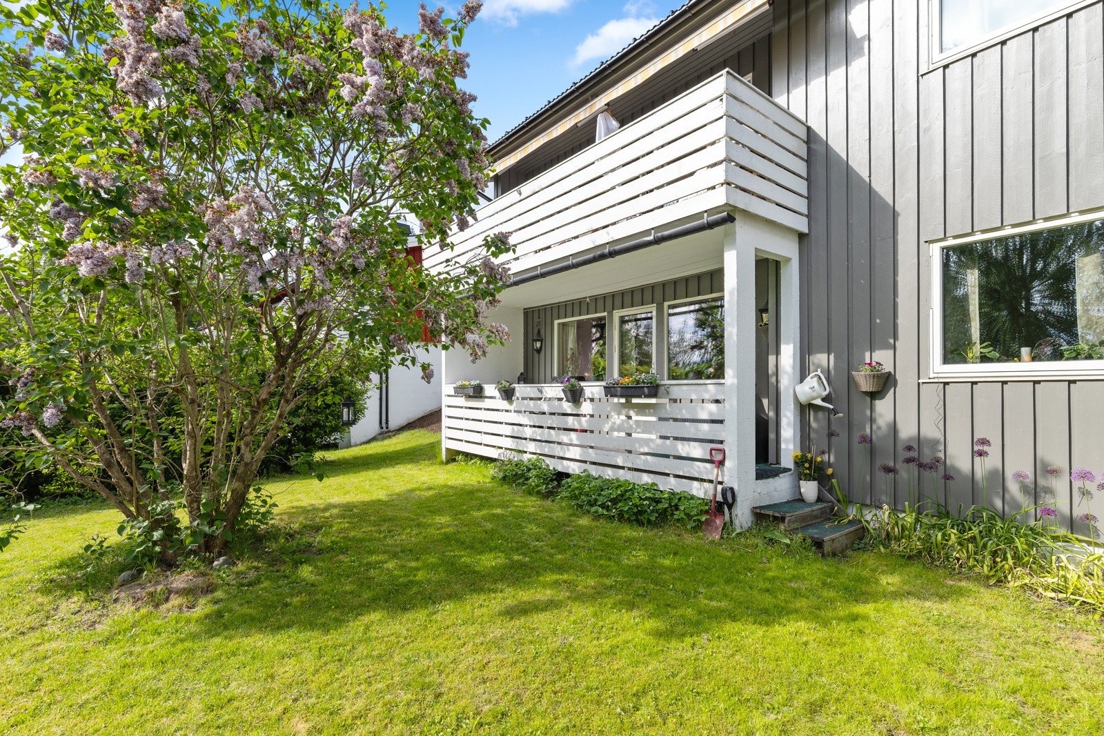 Fra stuen er det direkte utgang til en sydvestvendt, overbygd balkong på ca. 9 kvm - et herlig uteområde for avslapning og sosiale stunder. Balkongen har direkte adkomst til et pent opparbeidet hageområde, som beboer disponerer naturlig del av. Galleribilde