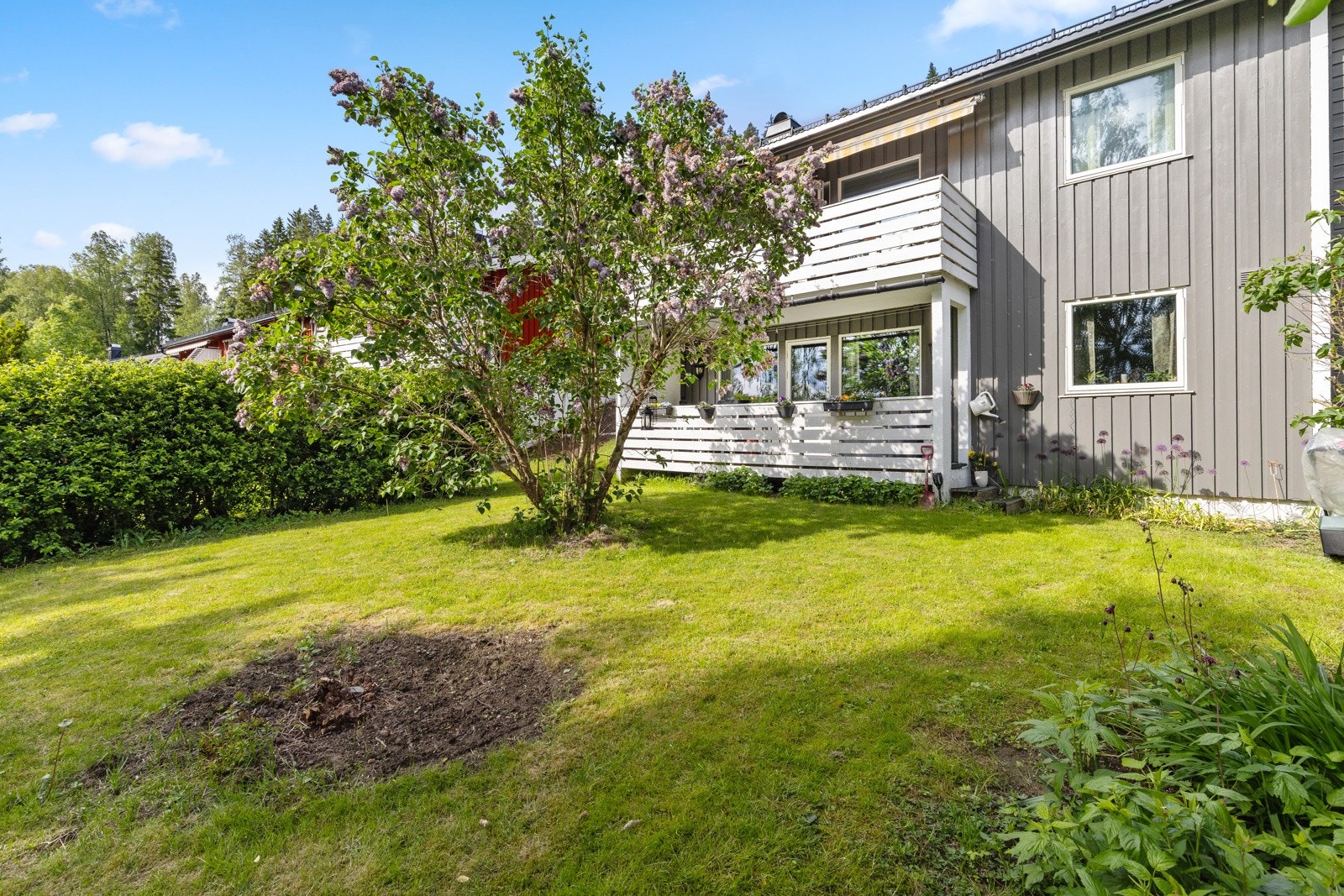 Stor, romslig og meget velholdt 2-roms endeleilighet med en ettertraktet intern beliggenhet i det populære og veletablerte boligområdet Vangen i en stille og fredelig blindvei uten gjennomgangstrafikk. Galleribilde