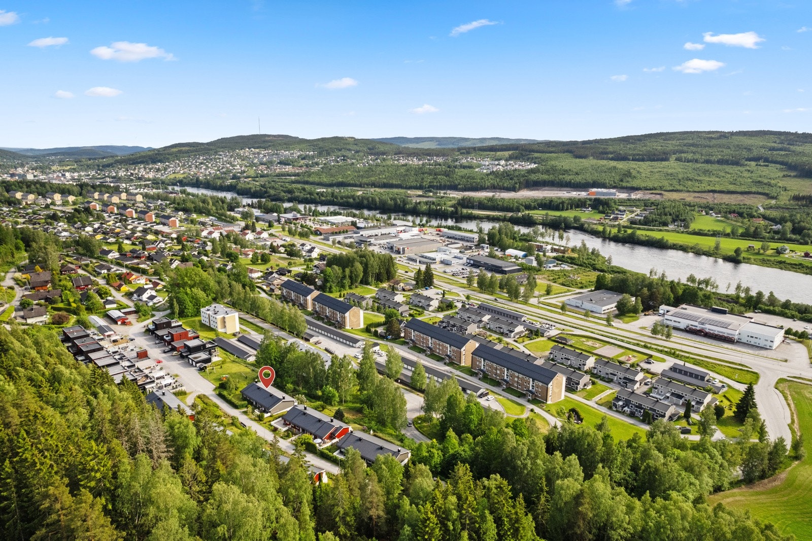 Her bor du med umiddelbar nærhet til flotte turområder, skiløyper, lekeplasser, dagligvarebutikk og bussforbindelser. Kongsvinger sentrum med et bredt utvalg av servicetilbud, butikker og kaféer ligger kun 3 km unna. Galleribilde