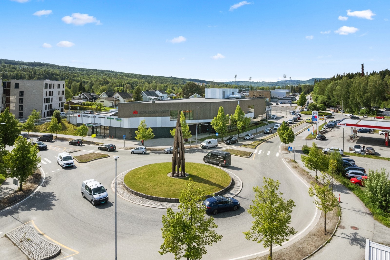 Kongsvinger byr på et bredt utvalg av bymessige fasiliteter som kjøpesentre, svømmehall, rådhus, sykehus, spisesteder og kulturtilbud - alt innen få minutters kjøretur. Galleribilde