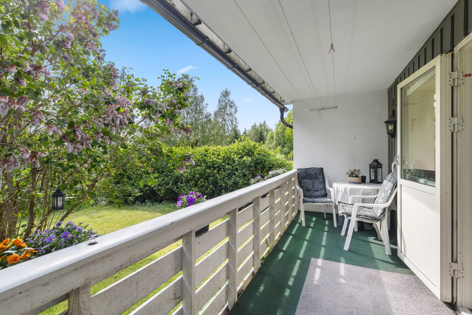 Fra stuen er det utgang til en sydvestvendt og overbygd balkong på ca. 9 kvm med gode solforhold store deler av dagen i sommerhalvåret. Direkte adkomst til pent opparbeidet hageområde - med naturlig disposisjonsrett for beboer. Galleribilde