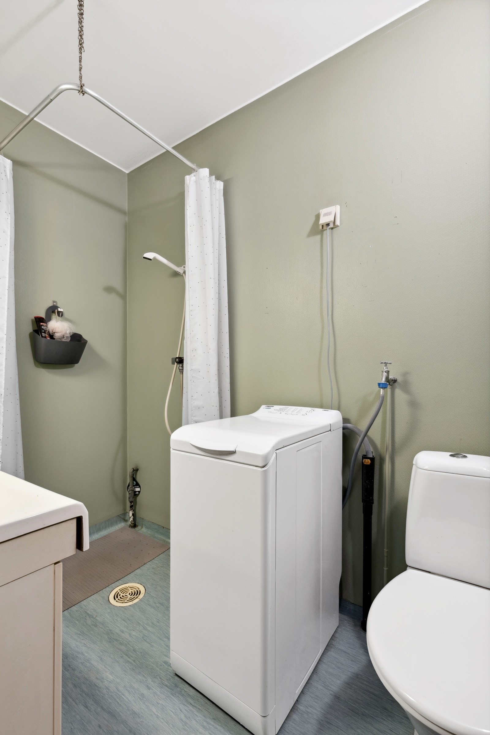 Det er opplegg og plass for smal vaskemaskin (40 cm bredde). Utskiftning av benkeskap må påregnes. Galleribilde