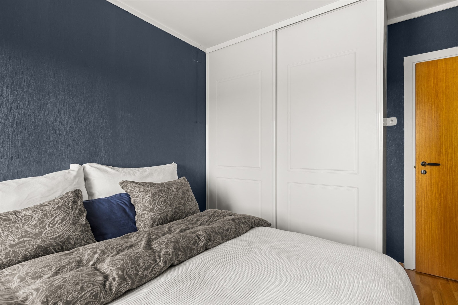 Hovedsoverommet er utrustet med skyvedørsgarderobeskap. Galleribilde